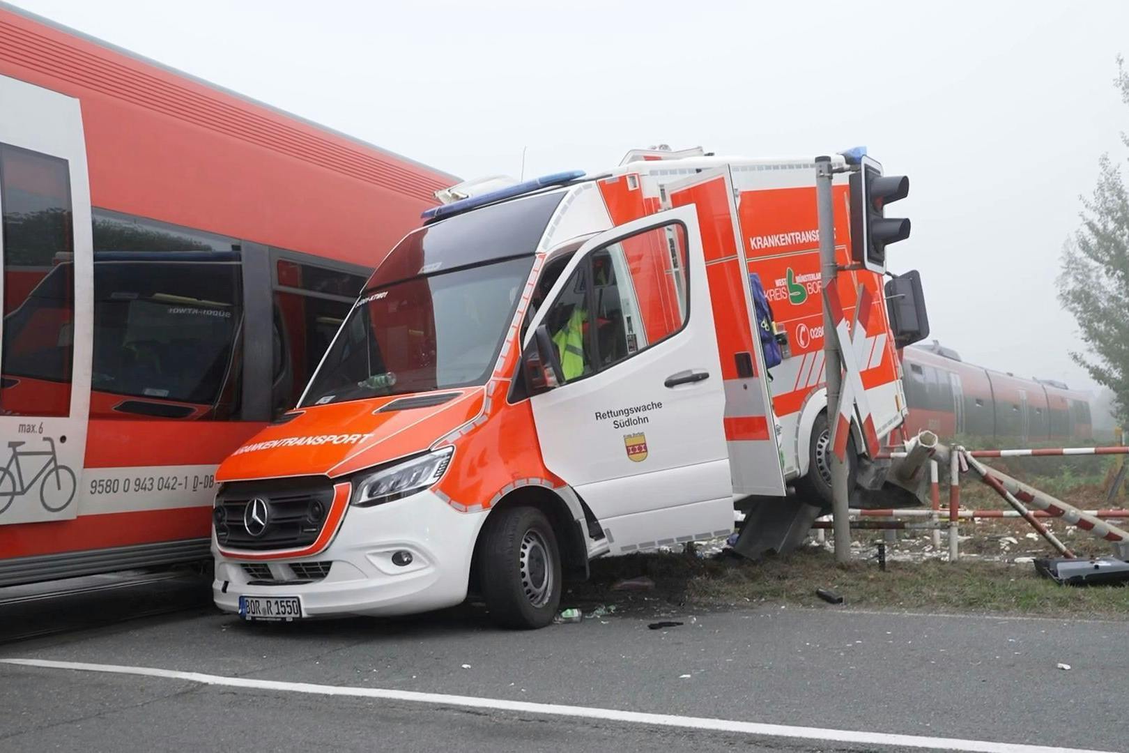 Der Rettungswagen, der bei Ahaus (NRW) auf den Gleisen stand, wurde von dem Regionalzug erfasst.