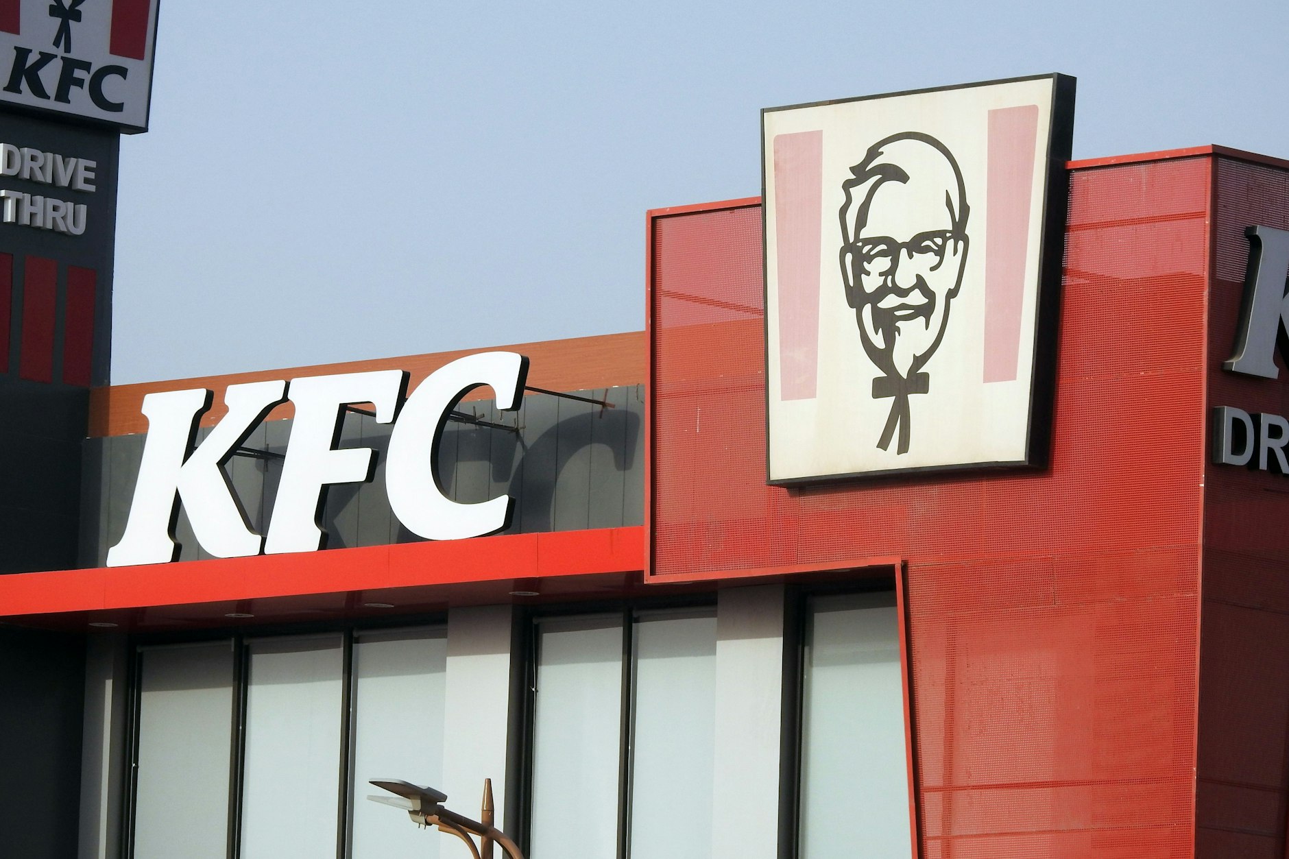 Ein 46-jähriger Mann wird tot auf der Toilette eines KFC Fast-Food-Restaurants in Frankreich gefunden. 30 Stunden hatte er dort gelegen (Symbolfoto).