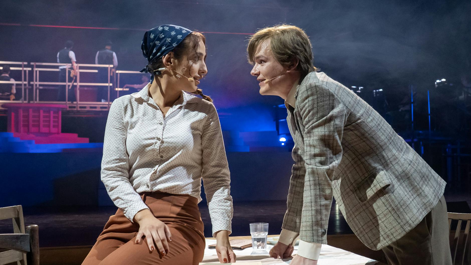 Wenn Liebe entsteht: Kati (Antonia Schwingel) und Horrath (Andreas Philemon Schlegel) in „Spur der Steine“