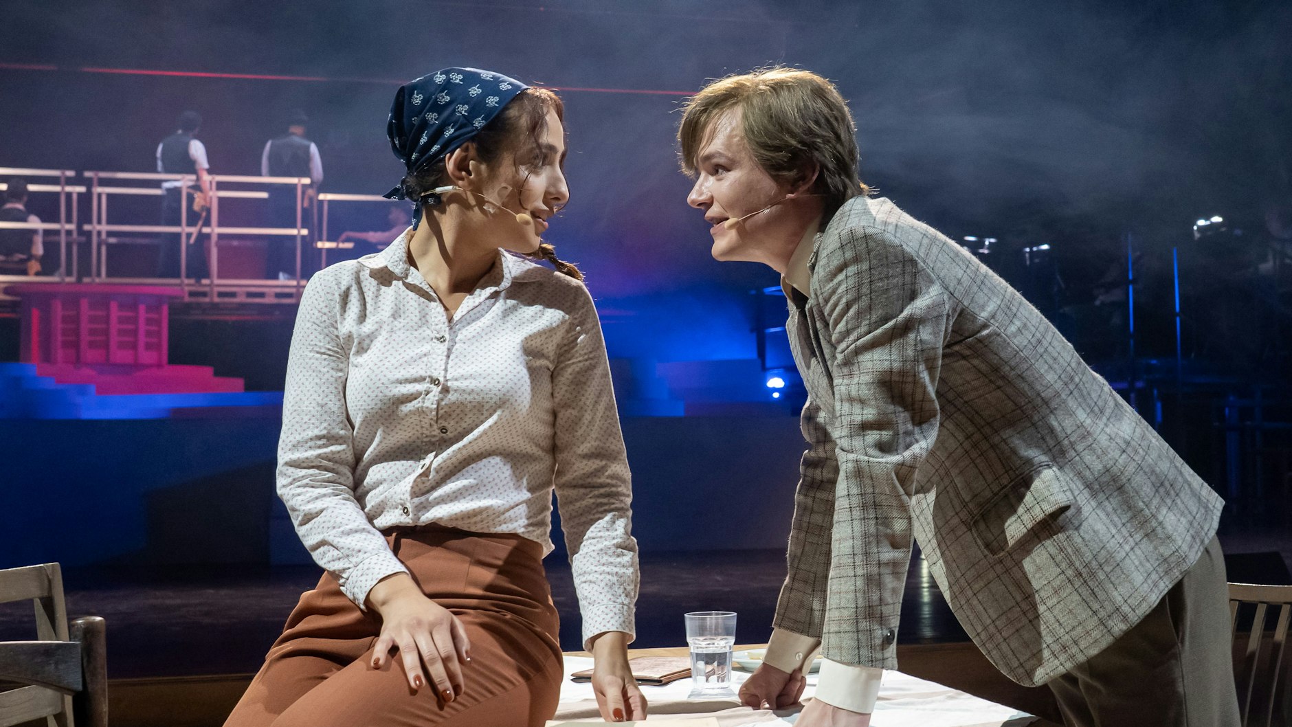 Wenn Liebe entsteht: Kati (Antonia Schwingel) und Horrath (Andreas Philemon Schlegel) in „Spur der Steine“