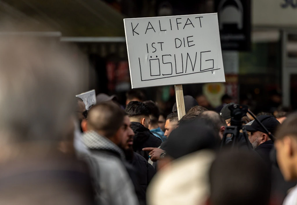 Empörung in Berlin: Islamist prahlt mit deutschem Pass – und verherrlicht Hamas!