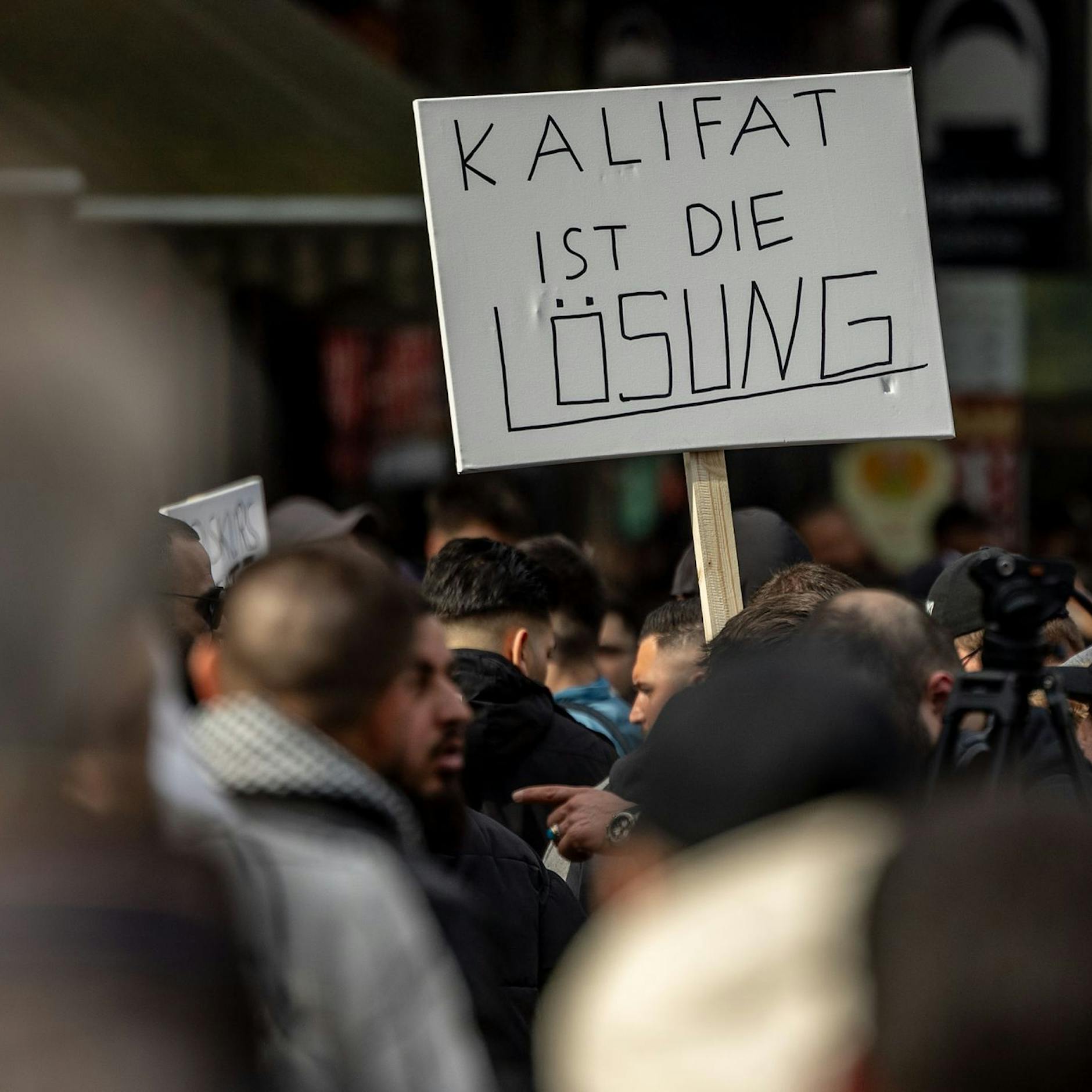 Empörung in Berlin: Islamist prahlt mit deutschem Pass – und verherrlicht Hamas!