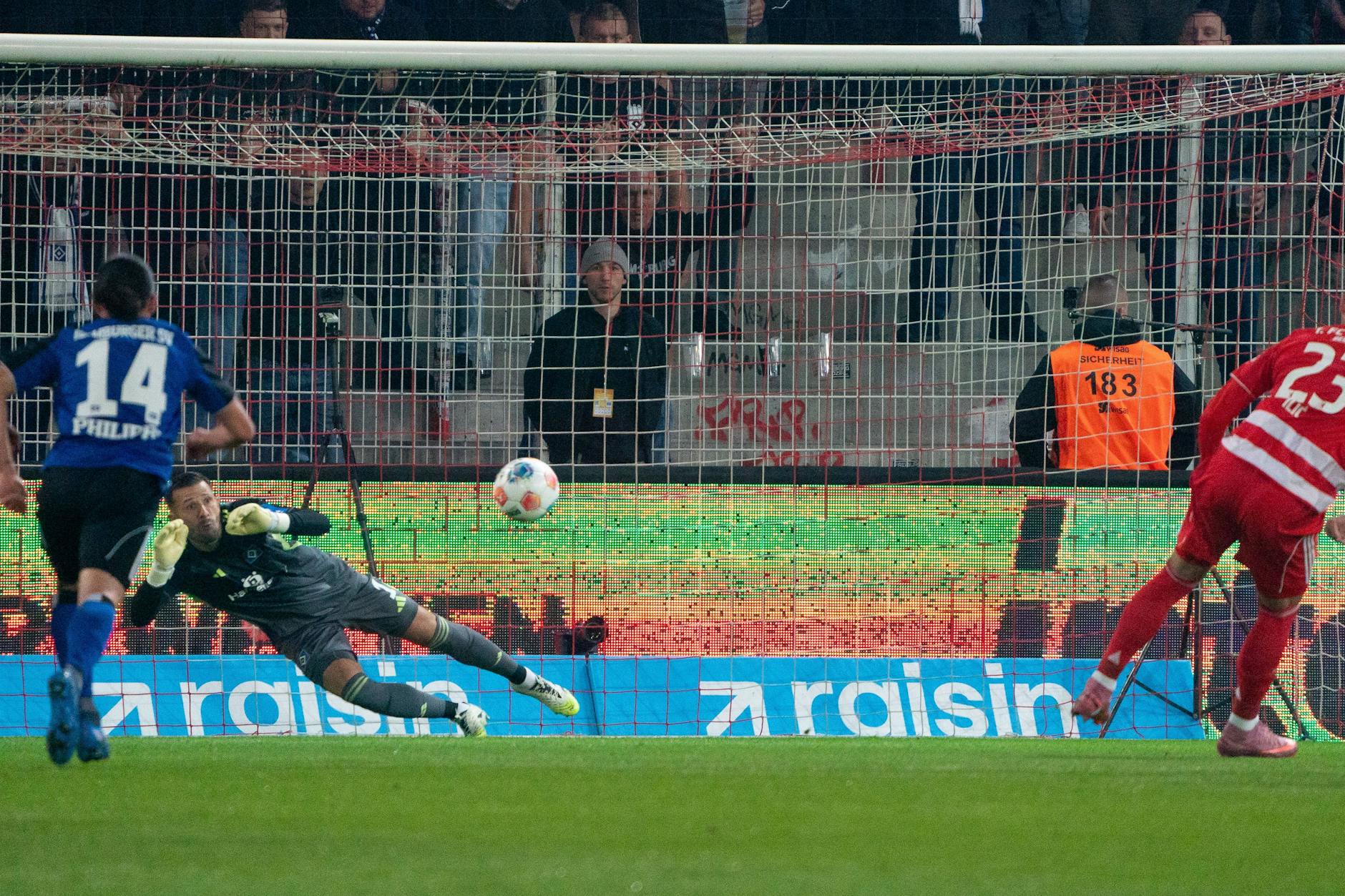 Andrej Ilic (r.) kann HSV-Torhüter Daniel Heuer Fernandes vom Elfmeterpunkt nicht bezwingen. Am Ende teilte sich Union mit dem Aufsteiger beim 0:0 die Punkte.