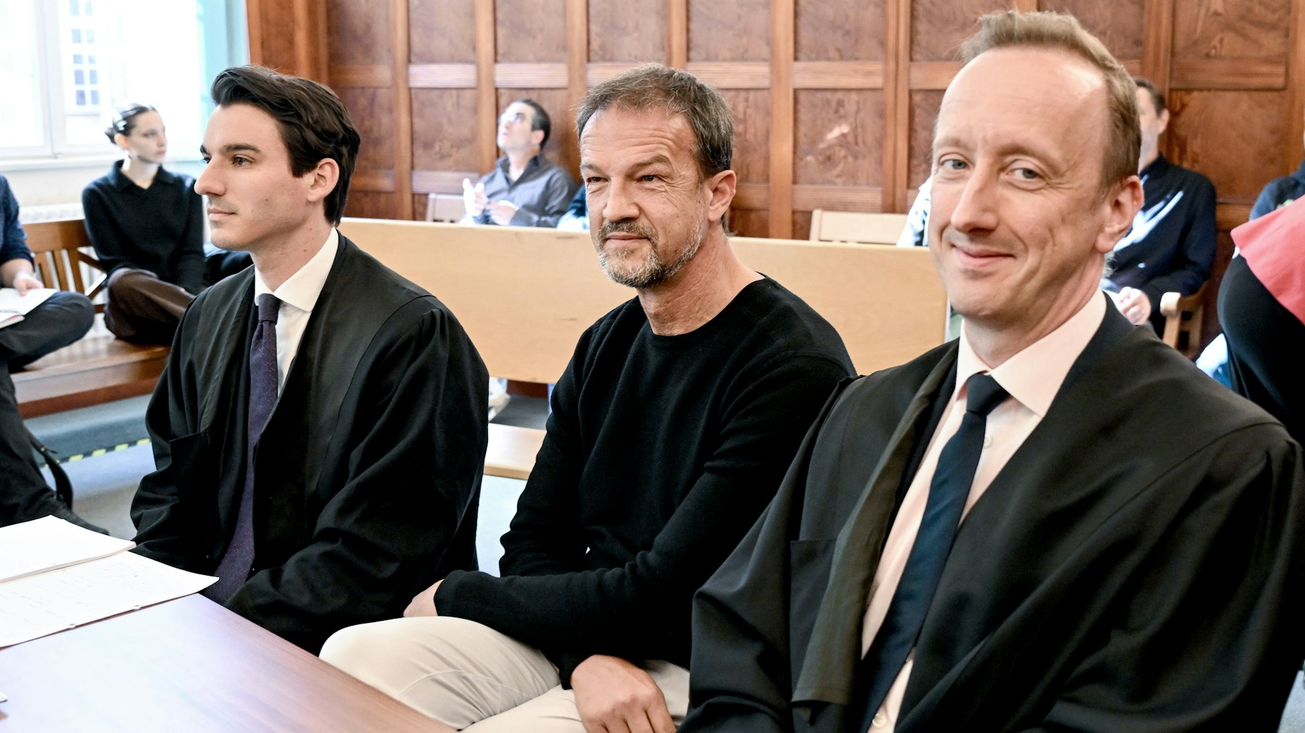 Fredi Bobic (M.) und seine Anwälte Matthias Weidmann (r.) sowie Maximilian Schmidt haben im Gerichtssaal vorm Landgericht Berlin beim Prozess gegen Hertha BSC sichtlich gute Laune.