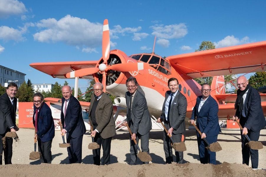 Spatenstich für ein neues Wohnquartier auf dem einstigen Flugplatz in Berlin-Johannisthal: Zum Schippen kamen auch Berlins Regierender Kai Wegner (CDU, 3. v. li.) und Bausenator Christian Gaebler (SPD, Mitte).