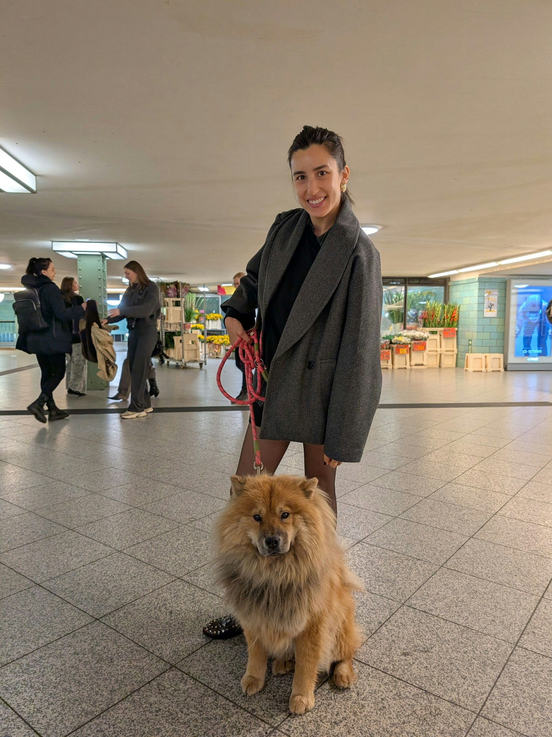 Die Geschäftsführerin Vanessa Romano mit ihrem Hund Tofu. Sie freut sich über den spektakulären Launch von JMES World.