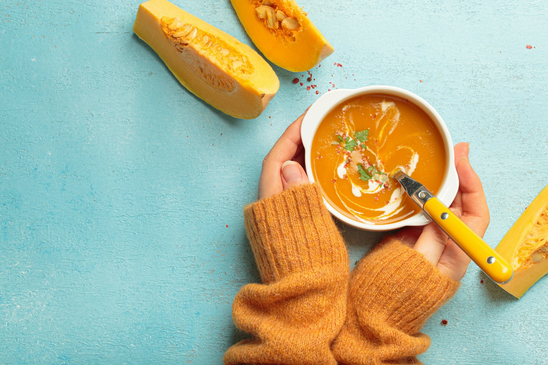 Genau richtig für die ersten kühlen Herbstabende: eine warme, sahnig-scharfe Kürbissuppe.