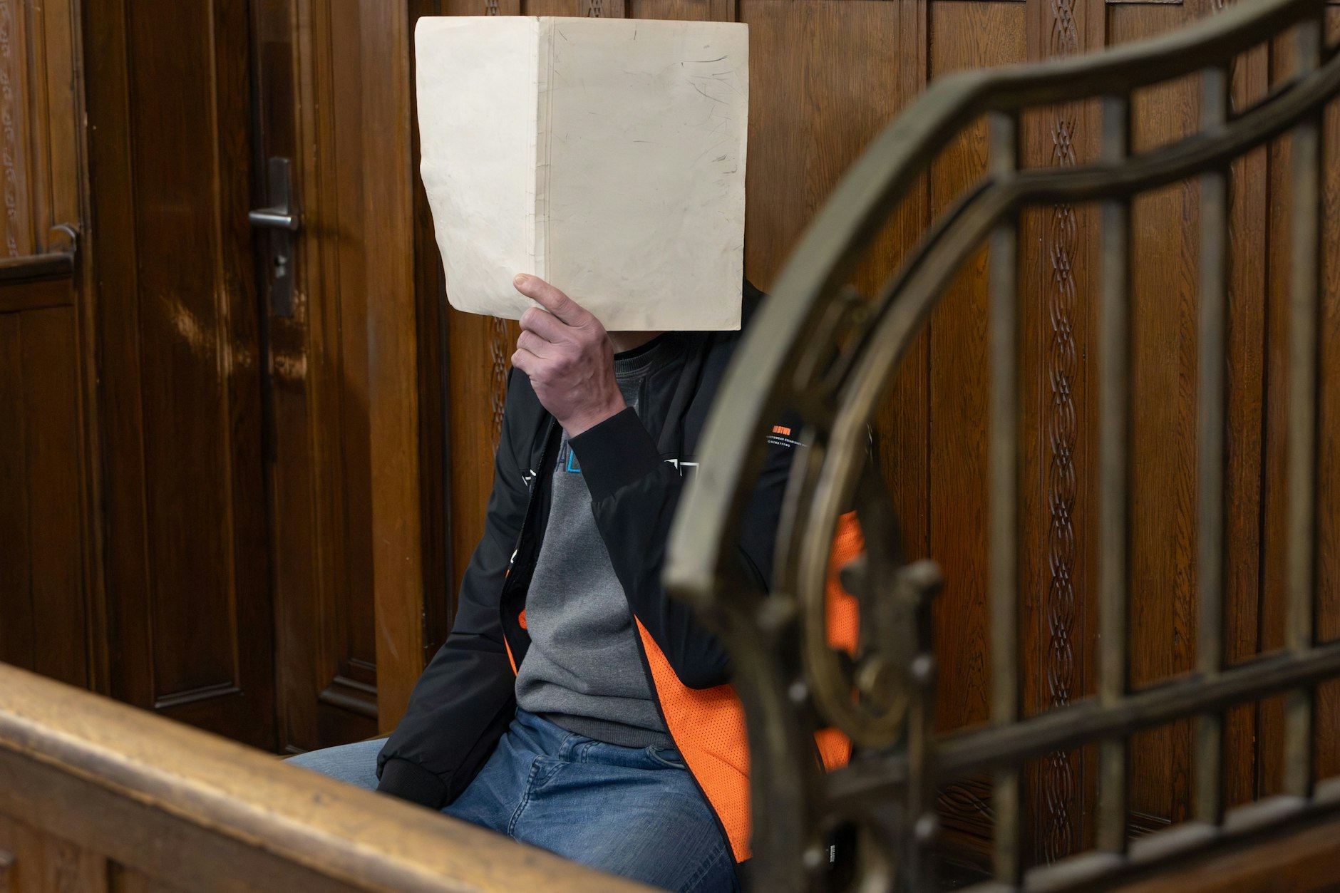 Der Angeklagte sitzt vor Gericht.