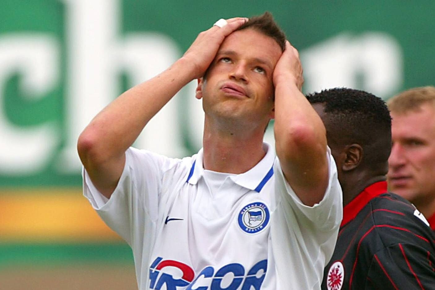 Fredi Bobic im Hertha-Trikot: Die Geste, wenn Stürmer eine Chance versiebt hatten, zeigte er öfter als Torjubel.