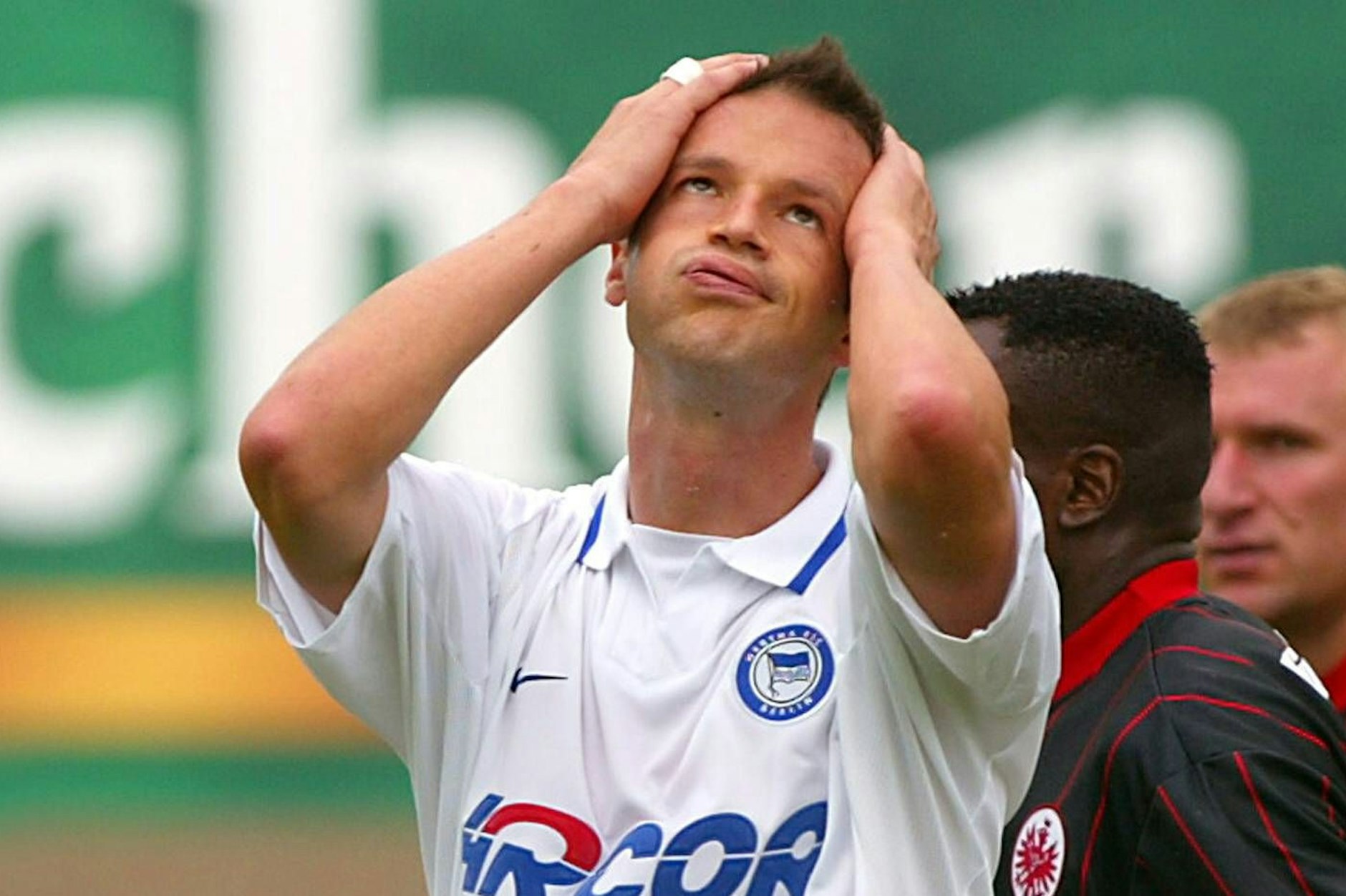 Fredi Bobic im Hertha-Trikot: Die Geste, wenn Stürmer eine Chance versiebt hatten, zeigte er öfter als Torjubel.
