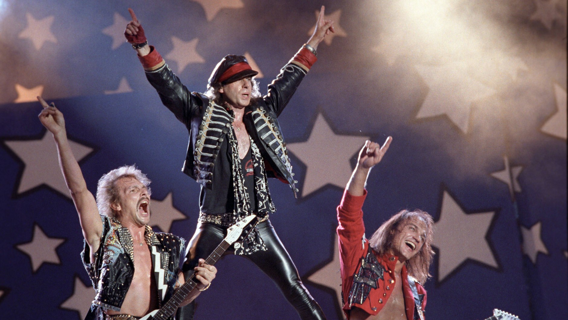Klaus Schenker, Klaus Meine und Matthias Jabs (v.l.n.r.) bei dem legendären Scorpions-Auftritt in Moskau. Aus diesem Erlebnis entstand „Wind of Change“.