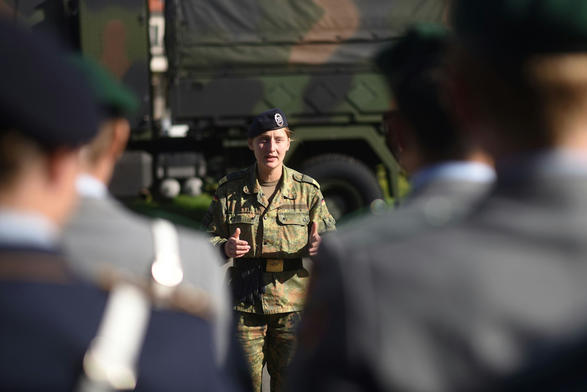 Kapitänleutnant Laura K. inspiziert die Ausbildungsgruppe.