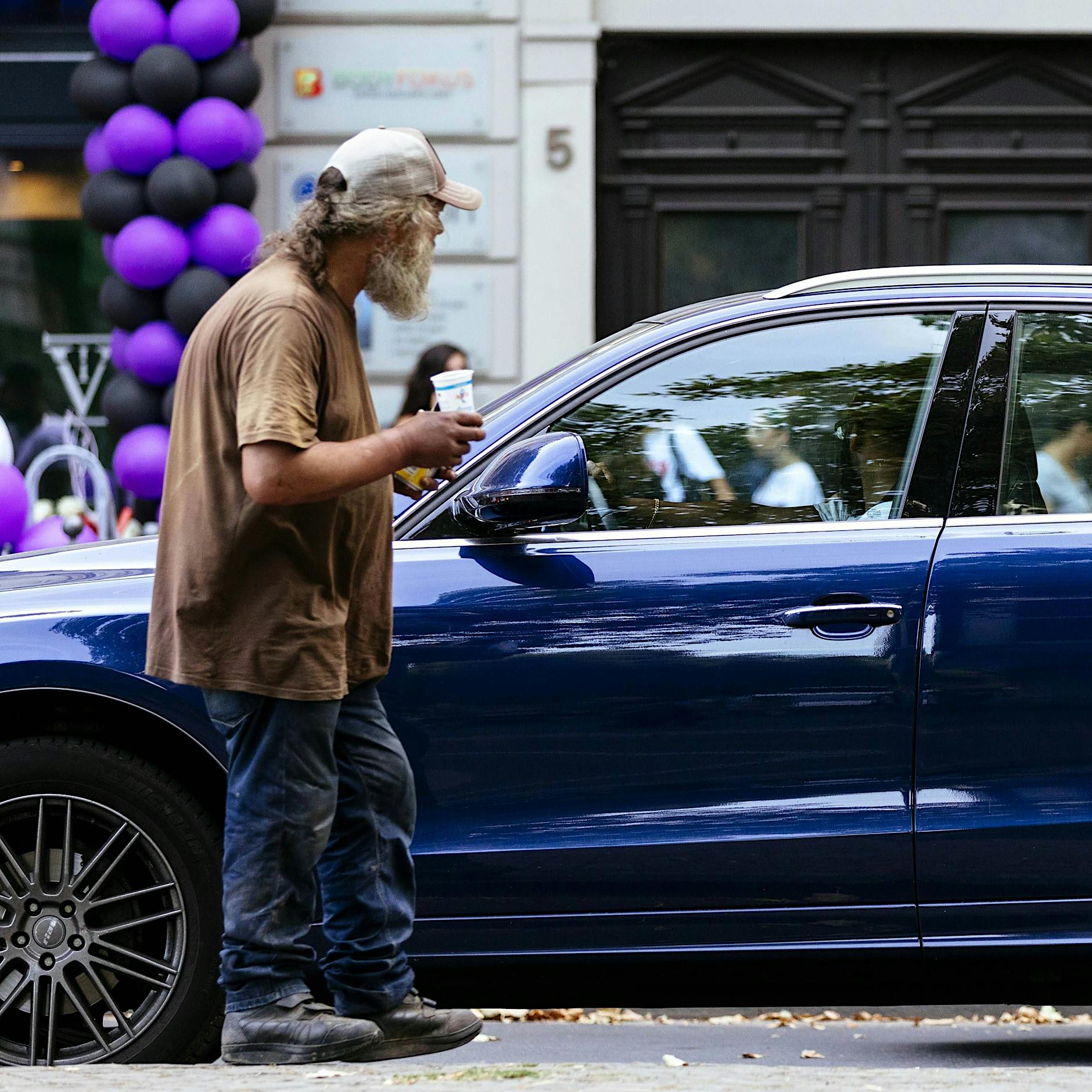 Flaschensammler auf der Straße: Sieht aus wie in Quito, ist aber Berlin