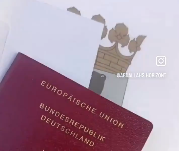 Image - Abdallah hetzt gegen Juden und Israel – und präsentiert stolz seinen neuen Pass