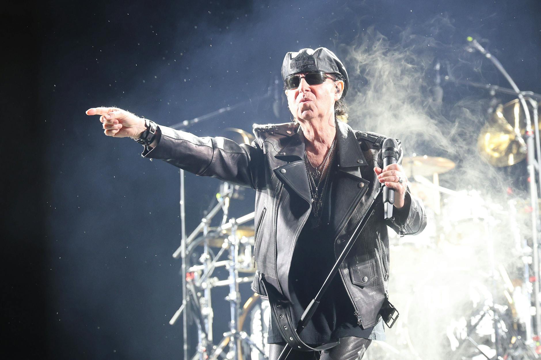 Der Sänger Klaus Meine (77) bei einem Auftritt der Scorpions vor wenigen Tagen in Bukarest: Weltweit singt die deutsche Hardrockband ihren Mega-Hit „Wind of Change“ – allerdings in einer aktuell veränderten Version.