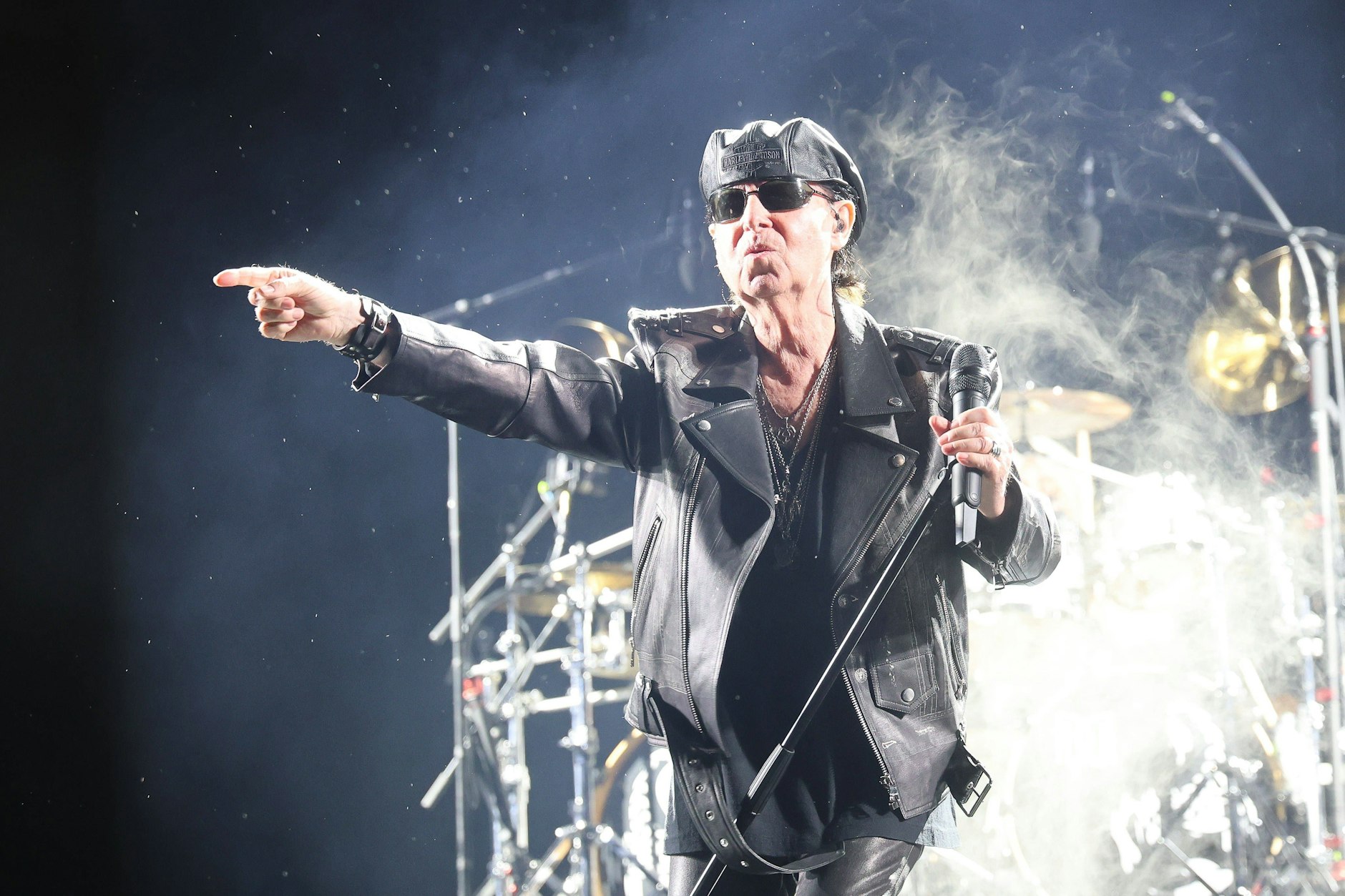 Der Sänger Klaus Meine (77) bei einem Auftritt der Scorpions vor wenigen Tagen in Bukarest: Weltweit singt die deutsche Hardrockband ihren Mega-Hit „Wind of Change“ – allerdings in einer aktuell veränderten Version.