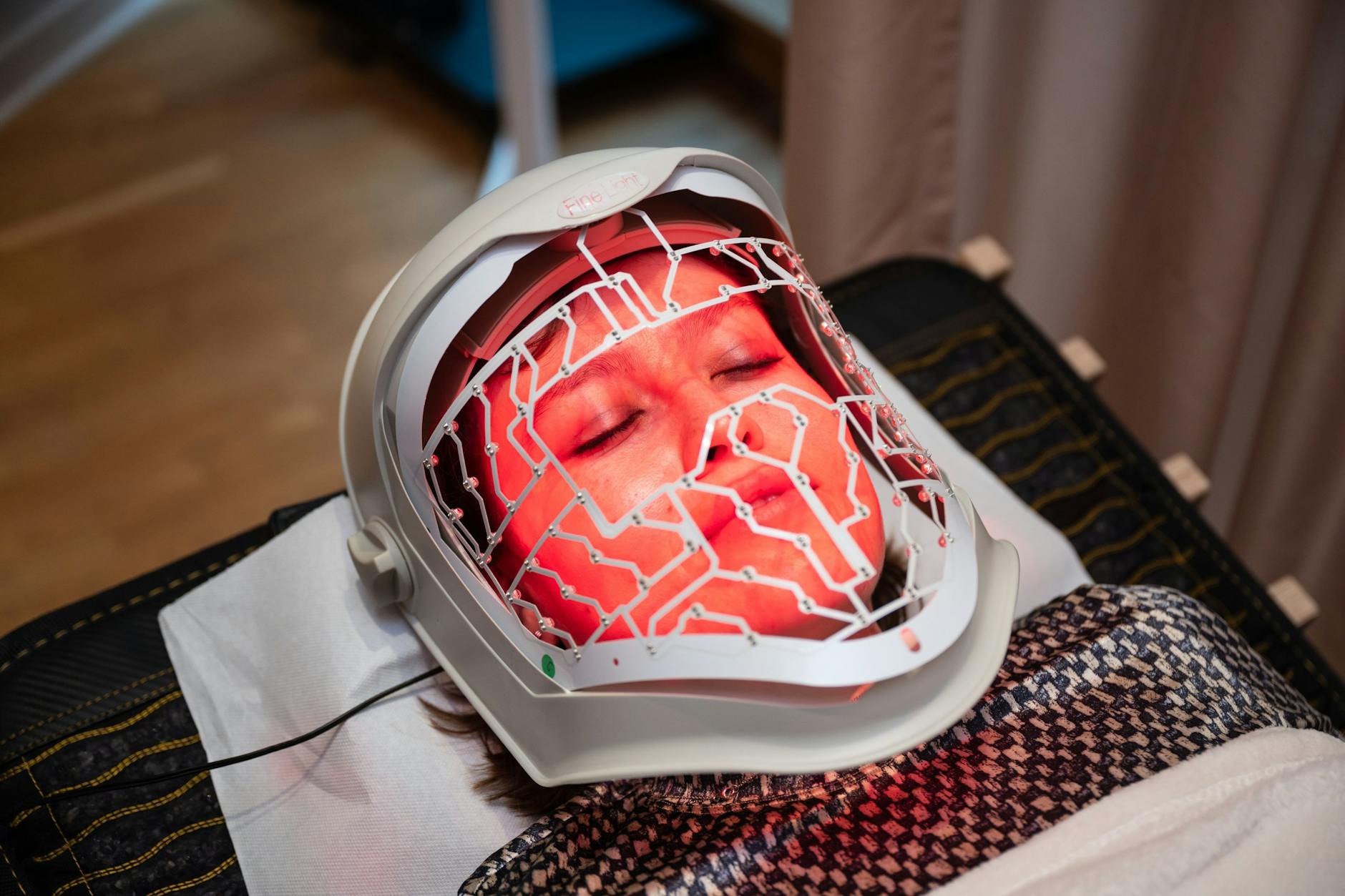 Alles für ein gesundes Leben: LED-Rotlichtmasken sollen die Kollagenproduktion ankurbeln.