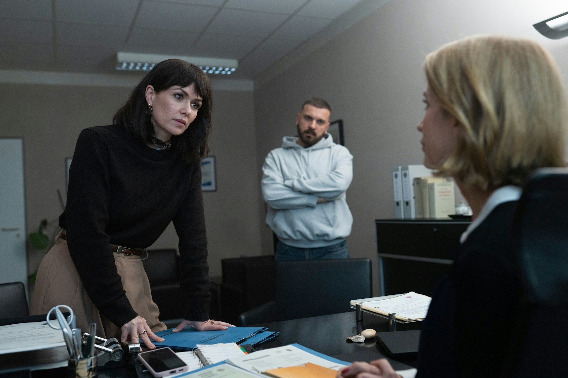 Der Tatort mit&nbsp; (v.l.n.r.) Maryam Azadi (Melika Foroutan), Hamza Kulina (Edin Hasanovic) und Sandra Schatz (Judith Engel).