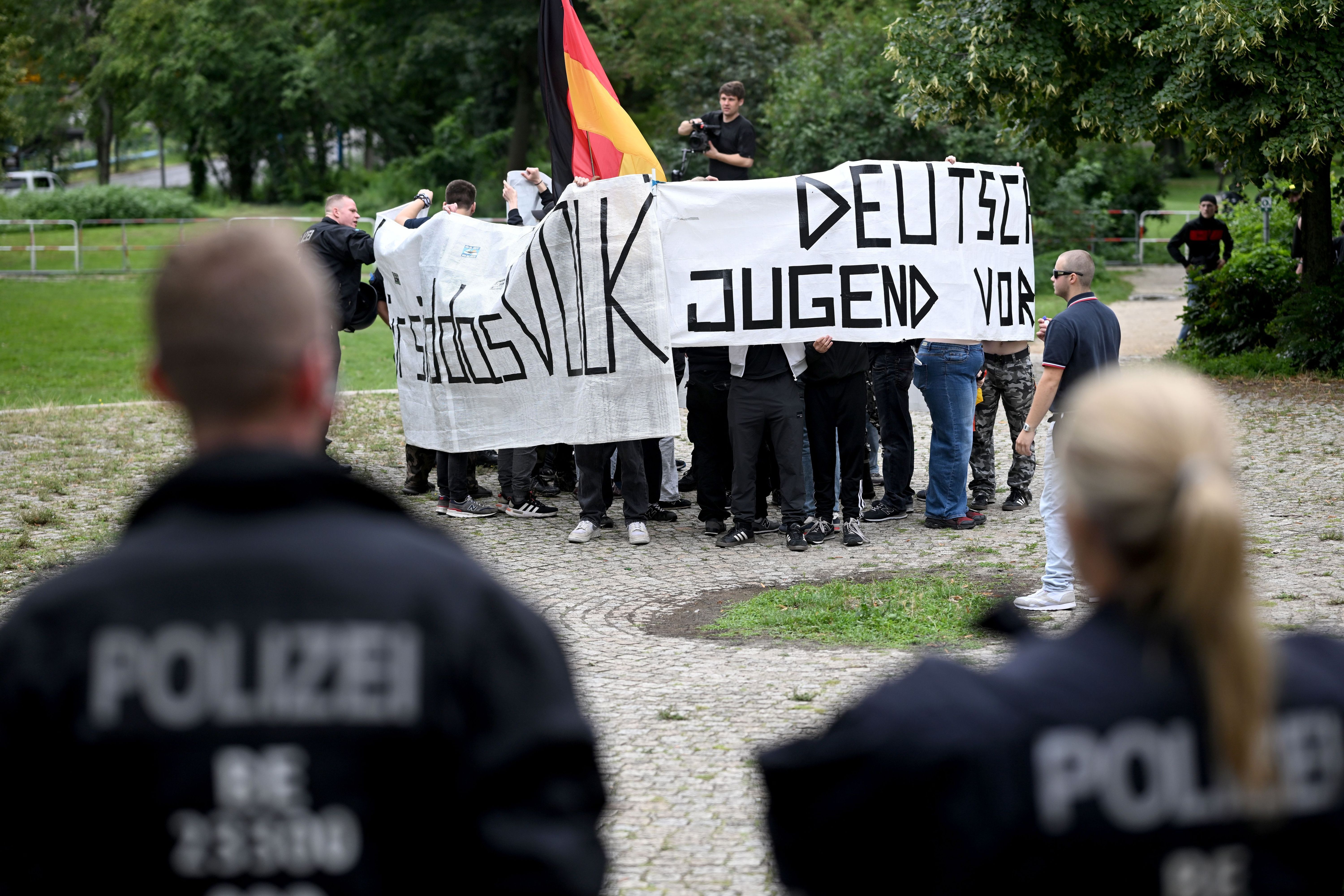 Razzia gegen „Deutsche Jugend Voran“ in Berlin: 18-Jähriger wegen mehrerer Angriffe festgenommen