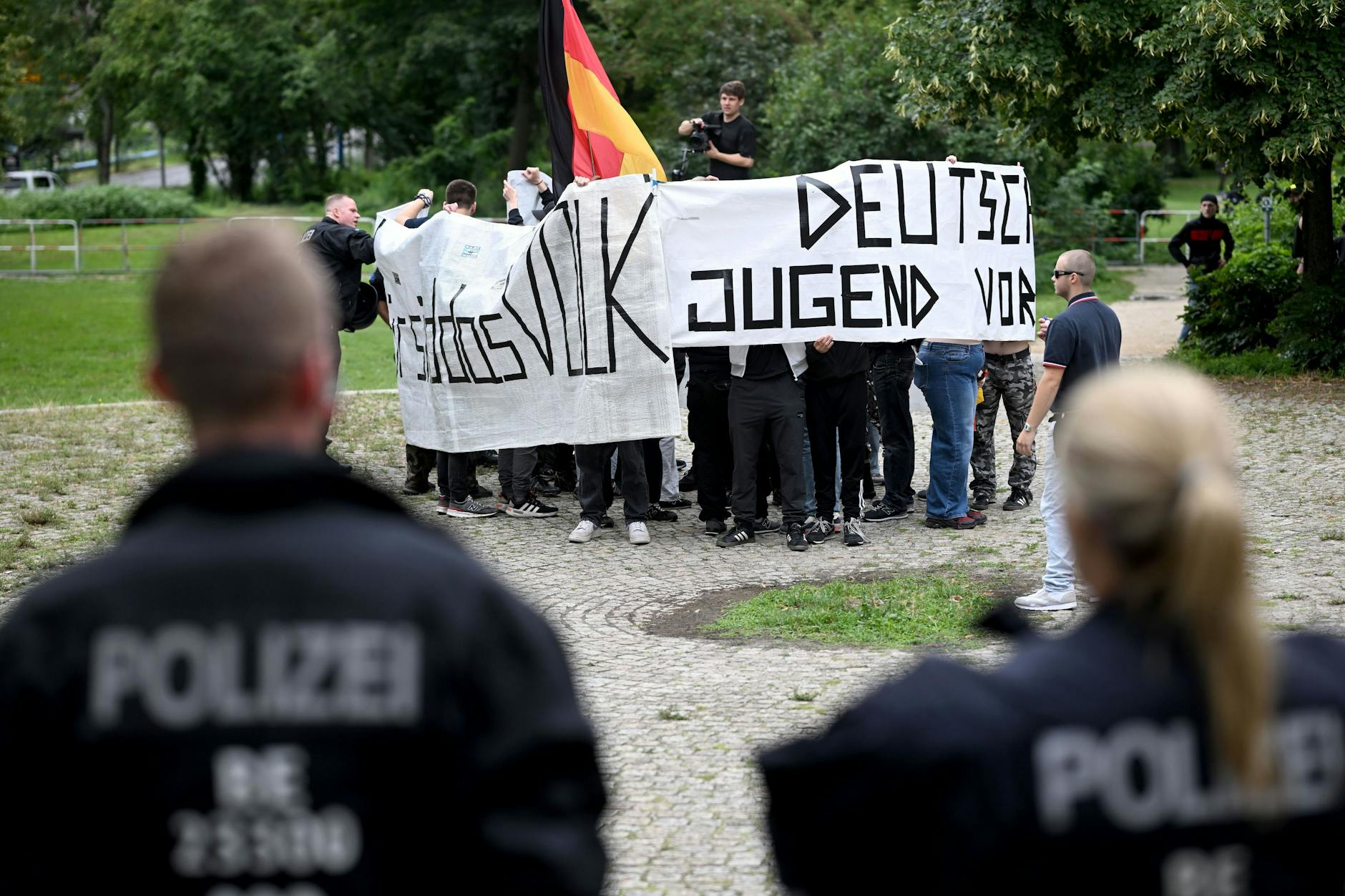 Die rechtsextreme Gruppierung „Deutsche Jugend Voran“ demonstrierte am Rande des CSD. Mitglieder sollen Journalisten angegriffen haben.