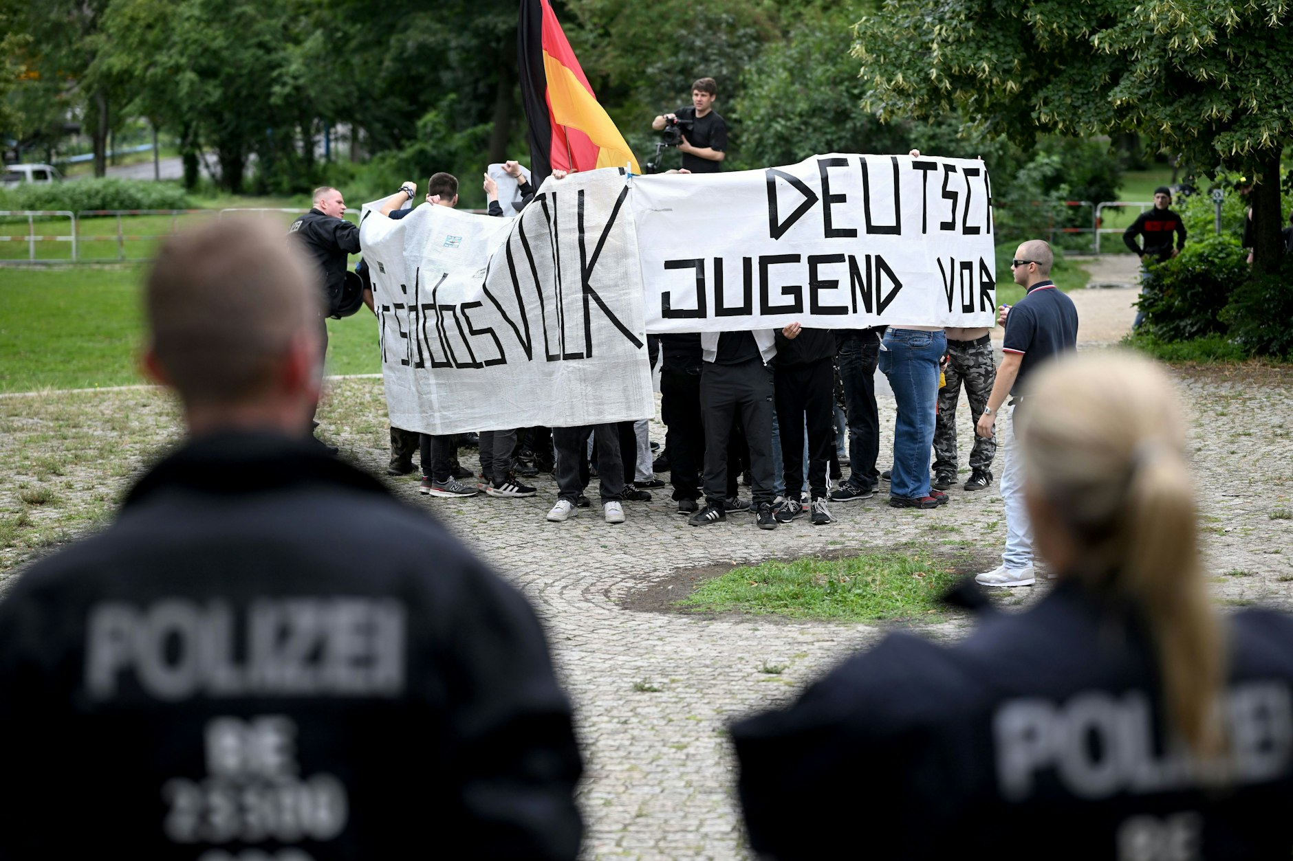 Die rechtsextreme Gruppierung „Deutsche Jugend Voran“&nbsp;demonstrierte am Rande des CSD. Mitglieder sollen Journalisten angegriffen haben.