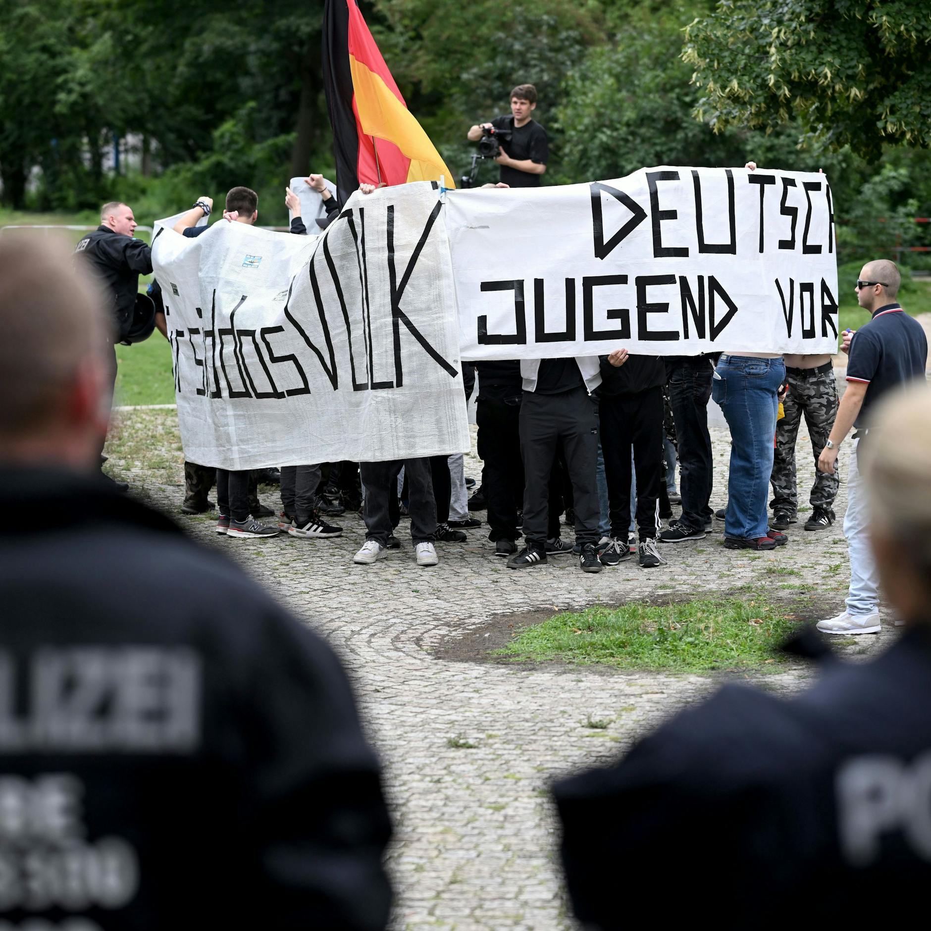 Image - Razzia gegen „Deutsche Jugend Voran“ in Berlin: 18-Jähriger wegen mehrerer Angriffe festgenommen