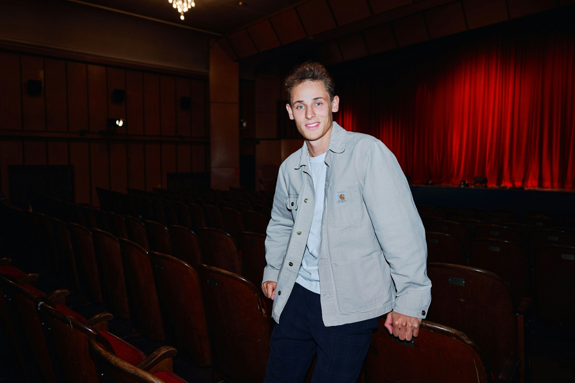 Lino Friese kann es kaum erwarten, dass sich die roten Samtsessel mit Publikum füllen.