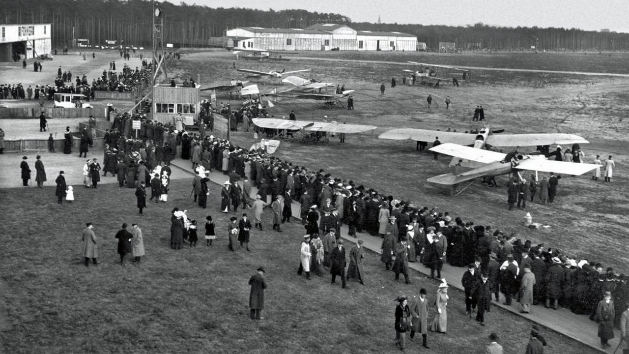 Blick auf den Flugplatz Johannisthal. Die Aufnahme entstand 1912.