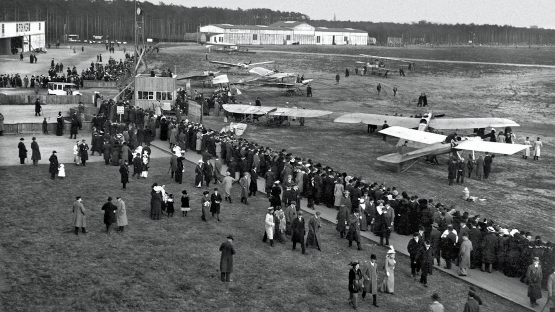 Blick auf den Flugplatz Johannisthal. Die Aufnahme entstand 1912.