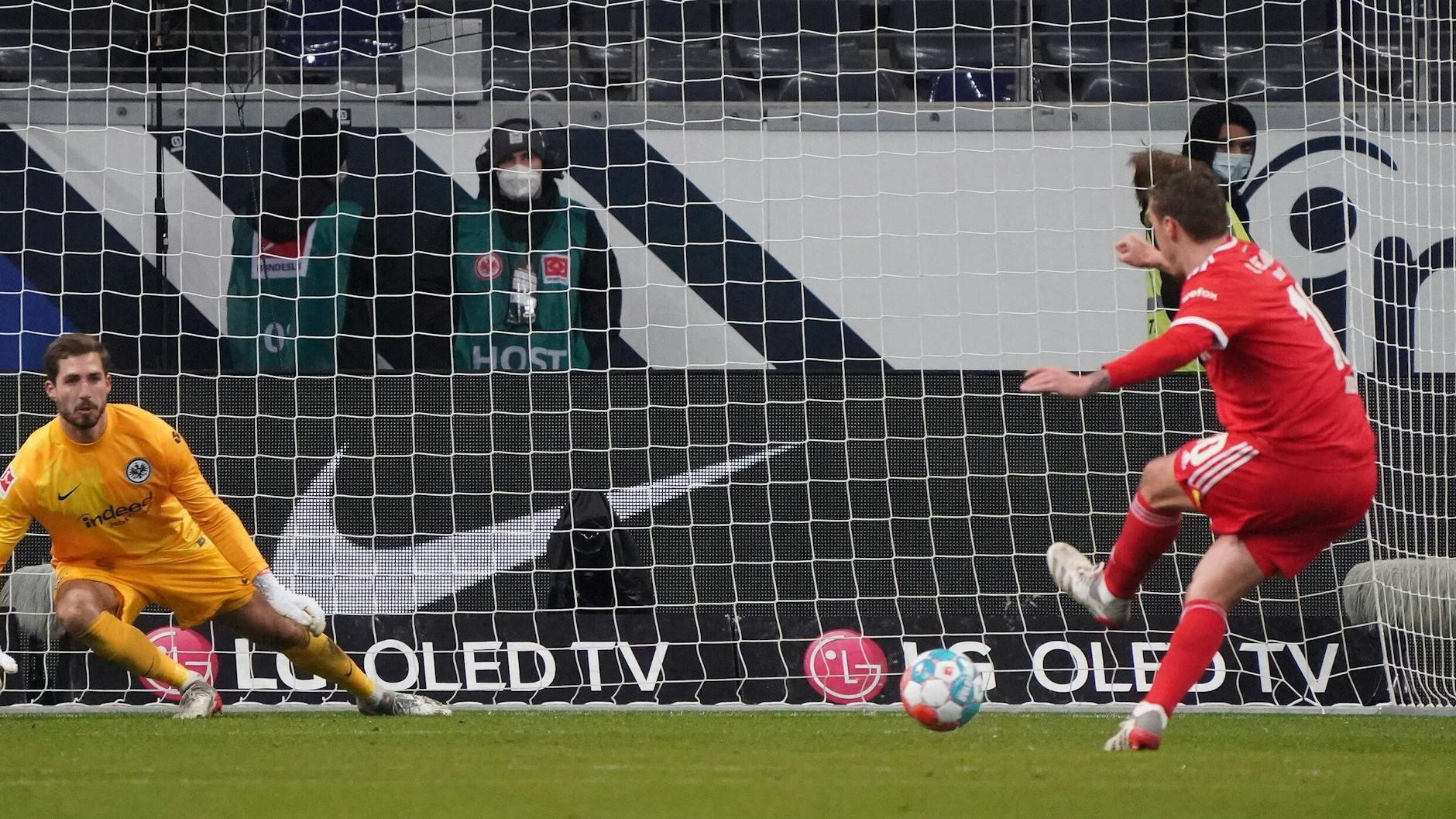 Auch Max Kruse (r.) war bei Strafstößen ein eiserner Tor-Garant. Hier verwandelt der Unioner gegen Frankfurts Kevin Trapp.