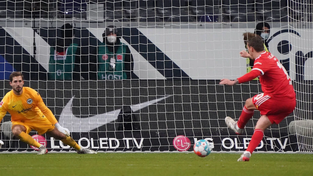 Auch Max Kruse (r.) war bei Strafstößen ein eiserner Tor-Garant. Hier verwandelt der Unioner gegen Frankfurts Kevin Trapp.