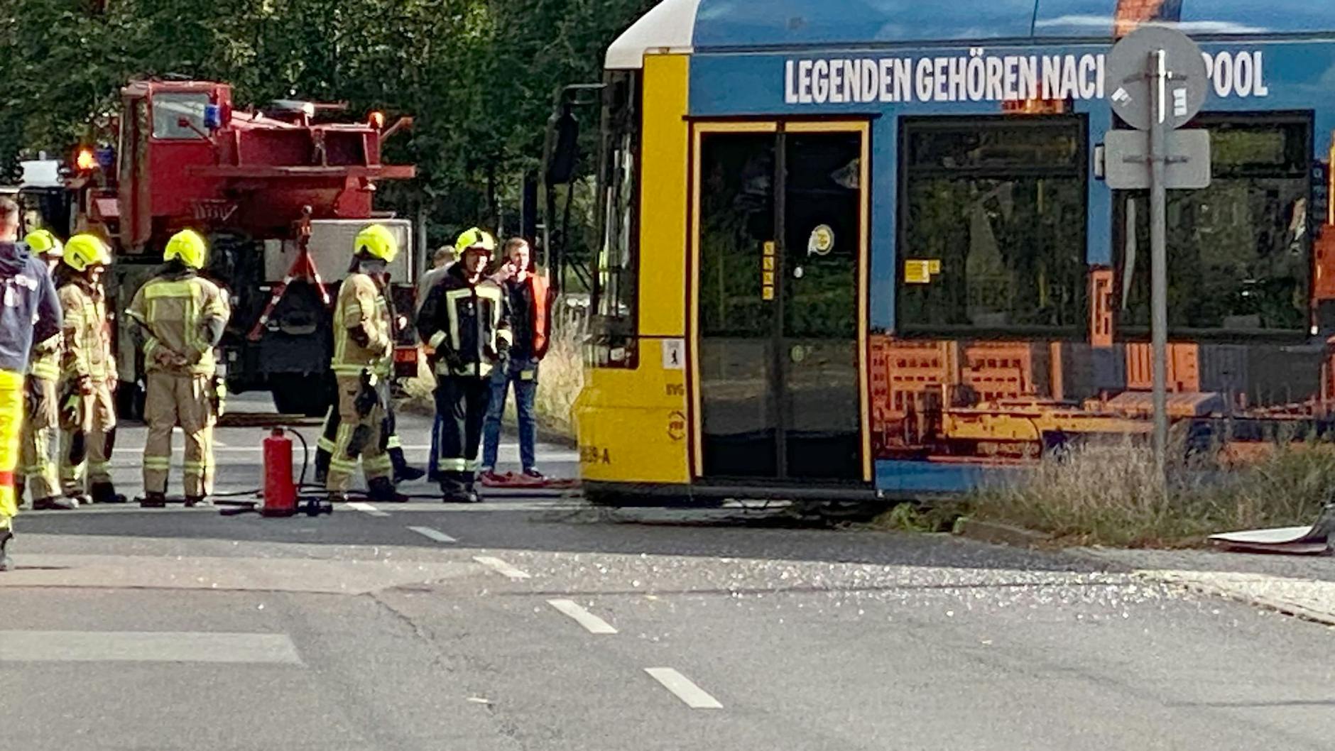 Kräfte von Rettungsdiensten und der Polizei sind im Einsatz bei dem Verkehrsunfall zwischen einer Straßenbahn und einem Reisebus nahe dem Berliner Alexanderplatz.