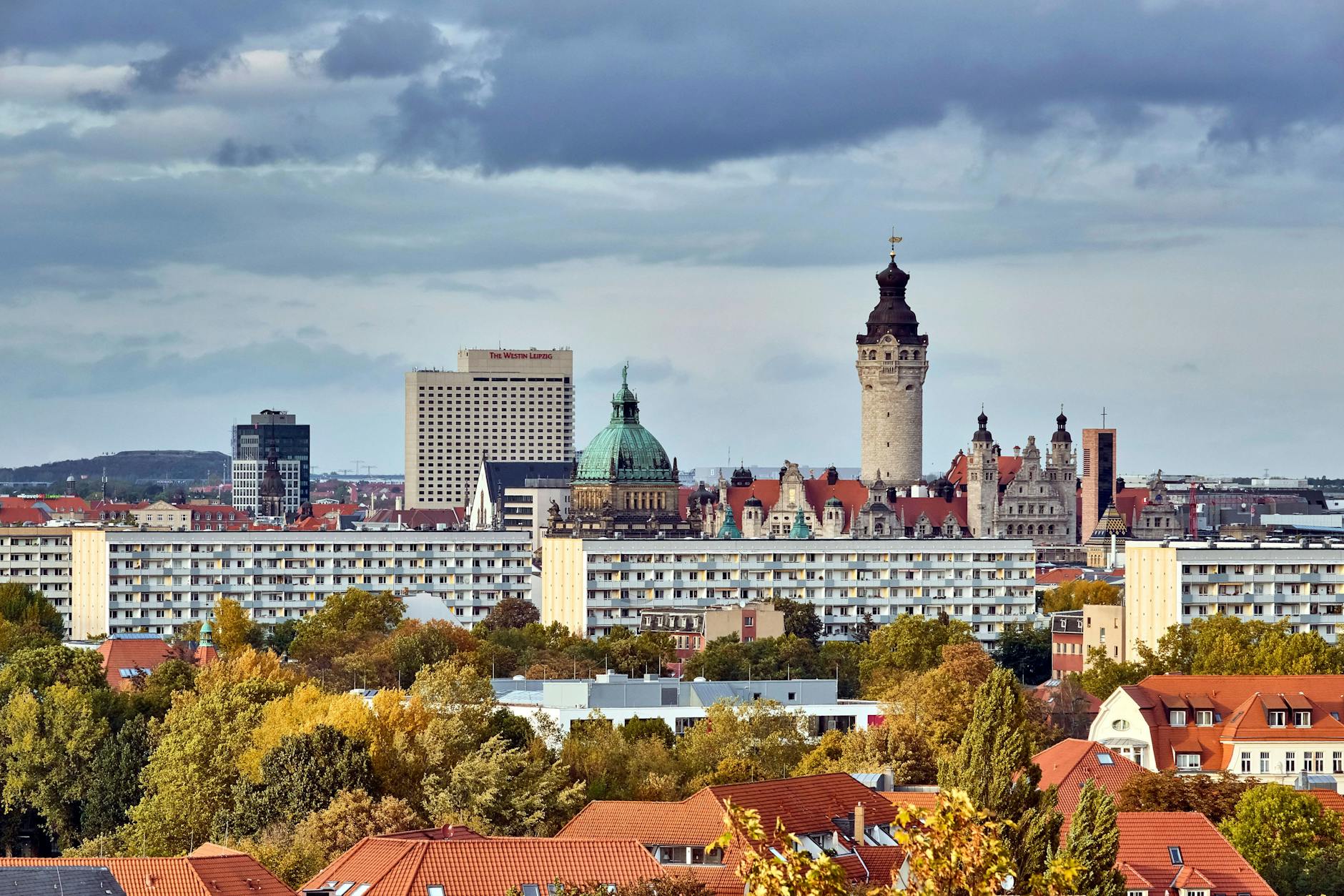 In ostdeutschen Städten wie Leipzig steigen die Mieten deutlich, während in ländlichen Regionen viele Wohnungen leer stehen.