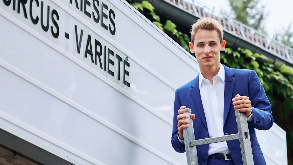 Der Stagemanager im Friedrichstadt-Palast stellt die Show komplett in Eigenregie auf die Beine.
