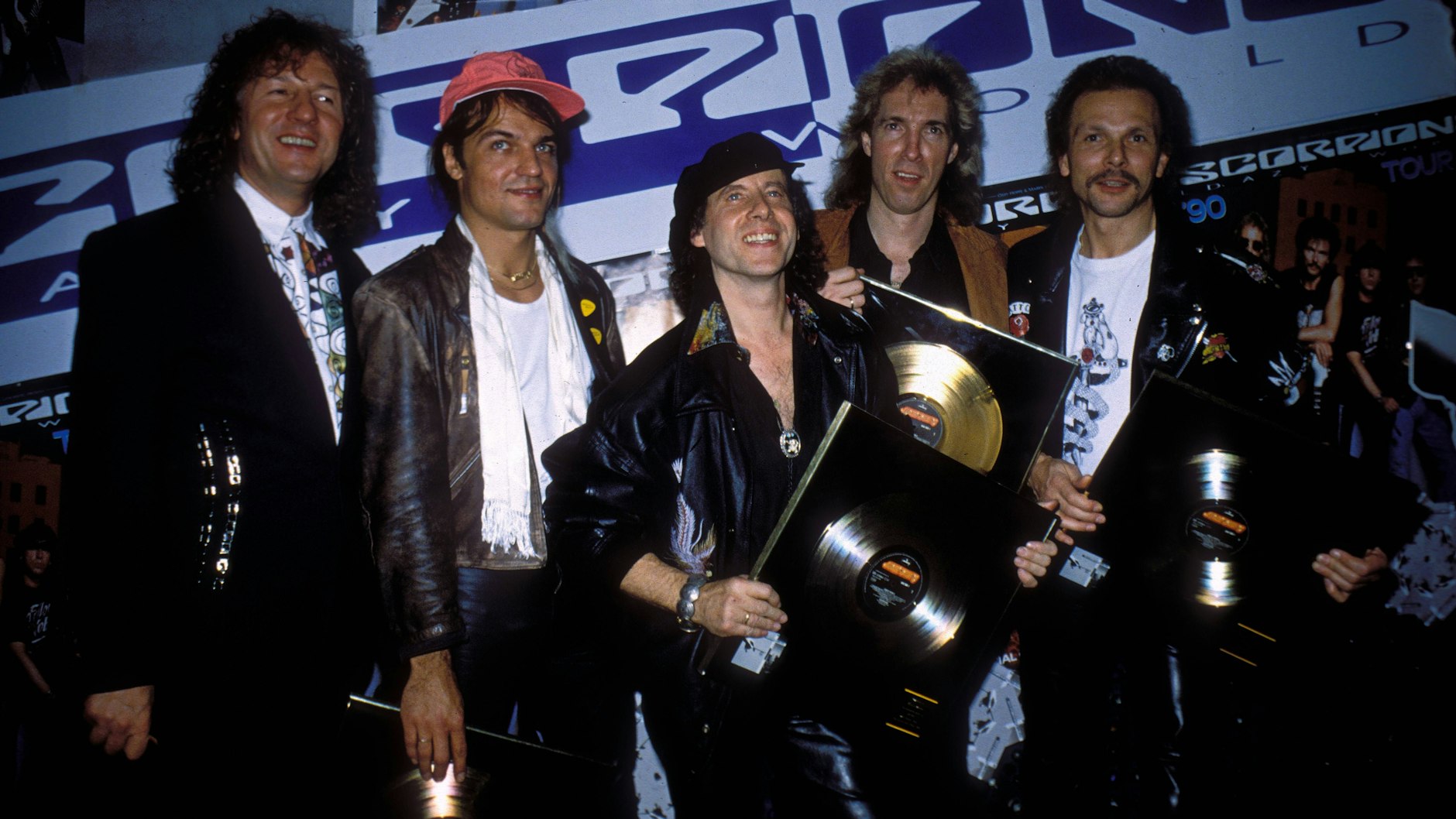 Die Scorpions bekommen Anfang 1991 die Goldene Schallplatte für das Album „Crazy World“, auf dem auch der Mega-Hit „Wind of Change“ zu hören ist.