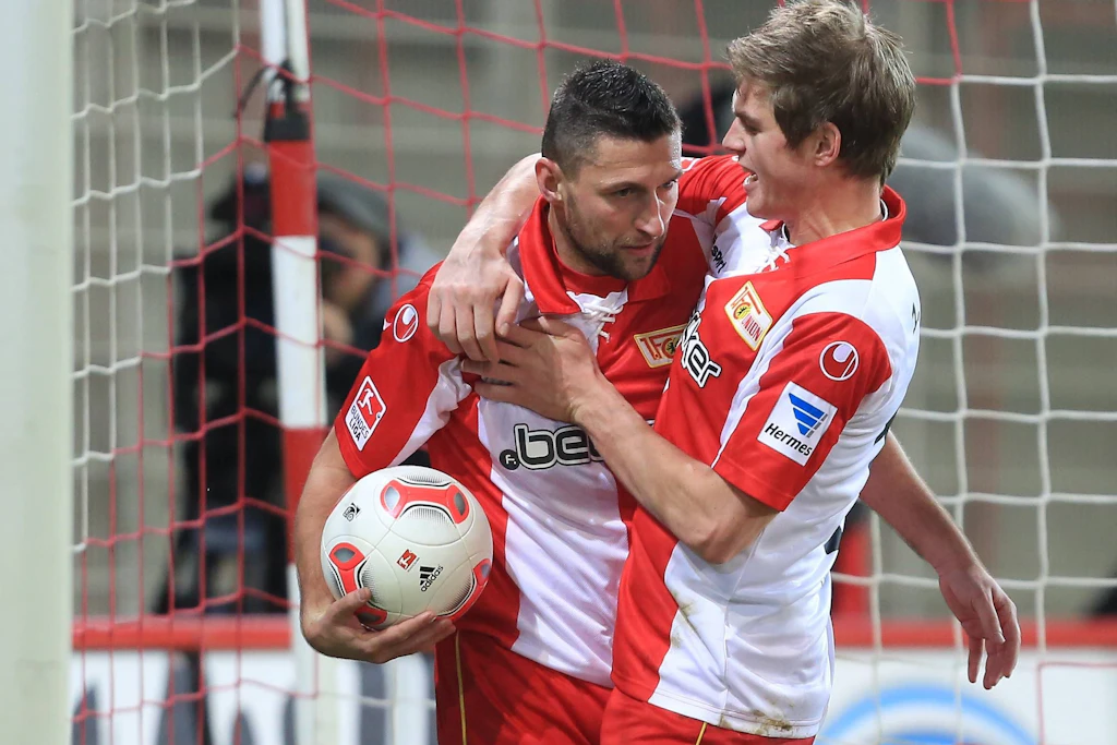 Wenn einst Torsten Mattuschka (l.) zum Punkt schritt, galt als sicher, dass er sich hinterher wie hier von Simon Terodde herzen lassen konnte.
