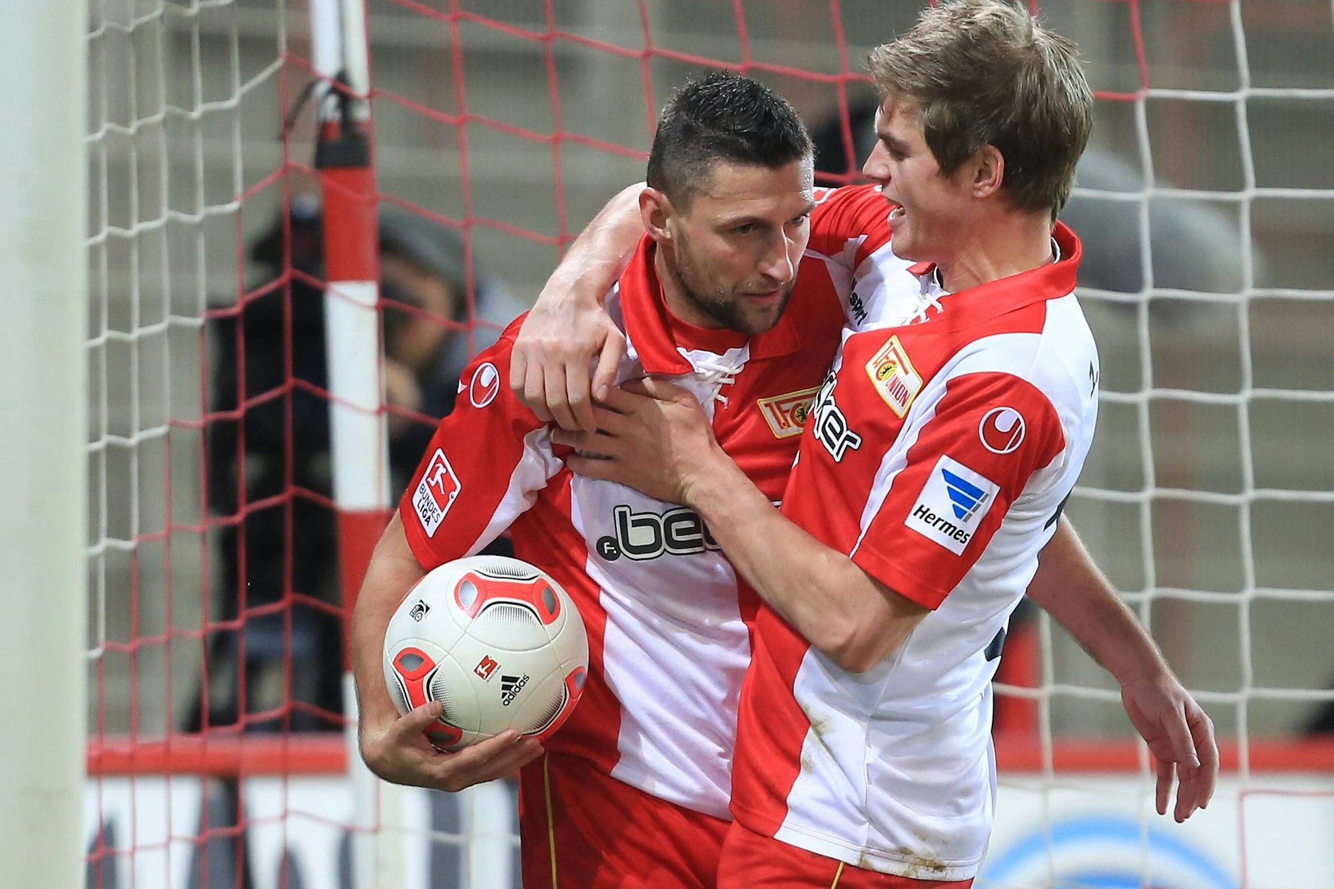 Wenn einst Torsten Mattuschka (l.) zum Punkt schritt, galt als sicher, dass er sich hinterher wie hier von Simon Terodde herzen lassen konnte.
