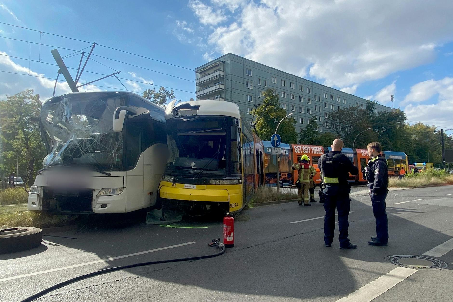Die Tram und der Bus wurden bei dem Zusammenstoß nahe dem Berliner Alexanderplatz schwer beschädigt.