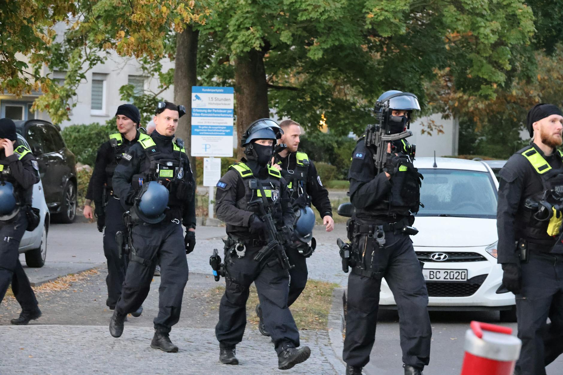 Die Polizei war am Dienstagmorgen mit zahlreichen Kräften in Zehlendorf.