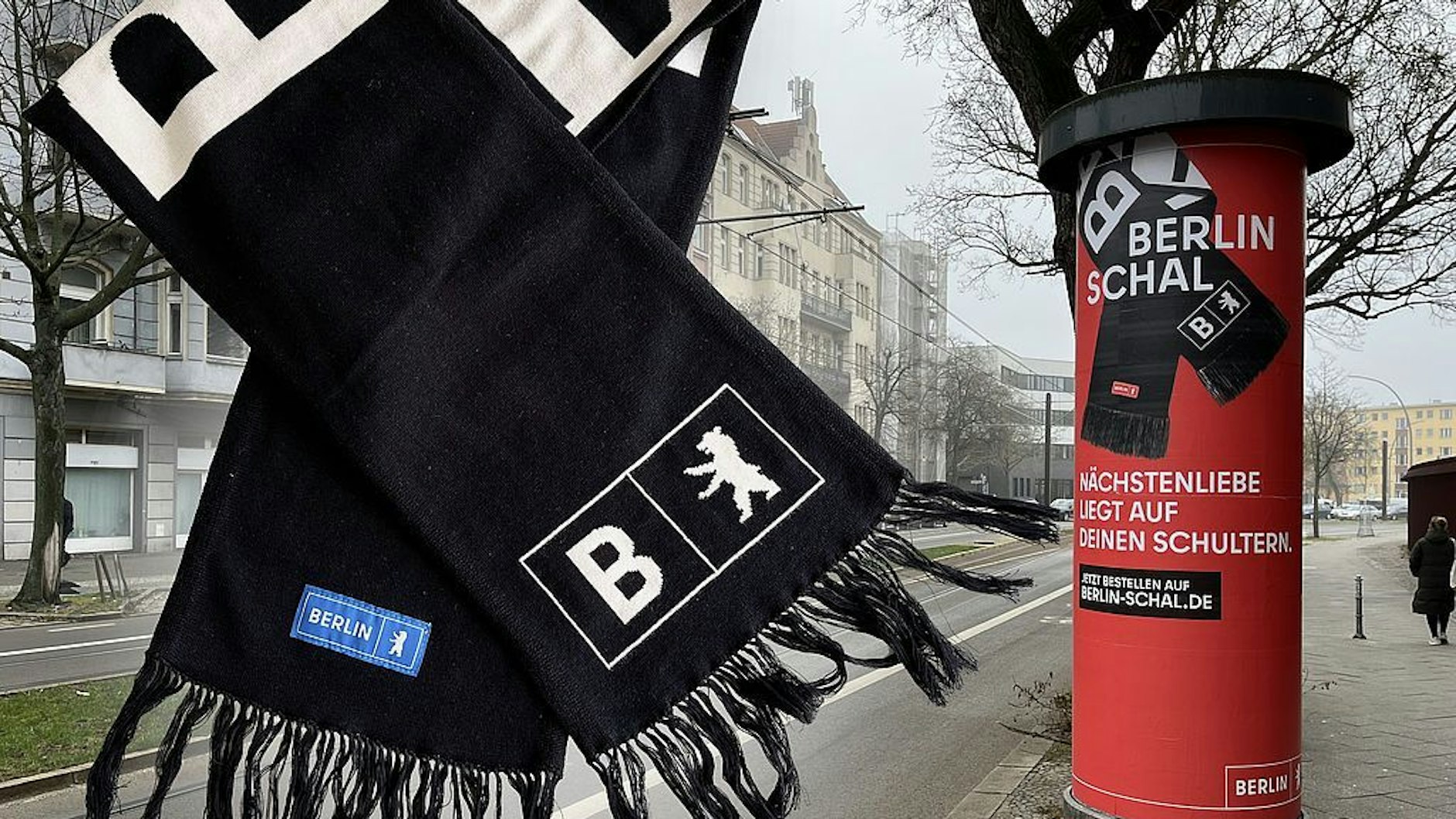 Dieser Schal soll Berliner Obdachlosen helfen. Geldverschwendung, so der Steuerzahlerbund.