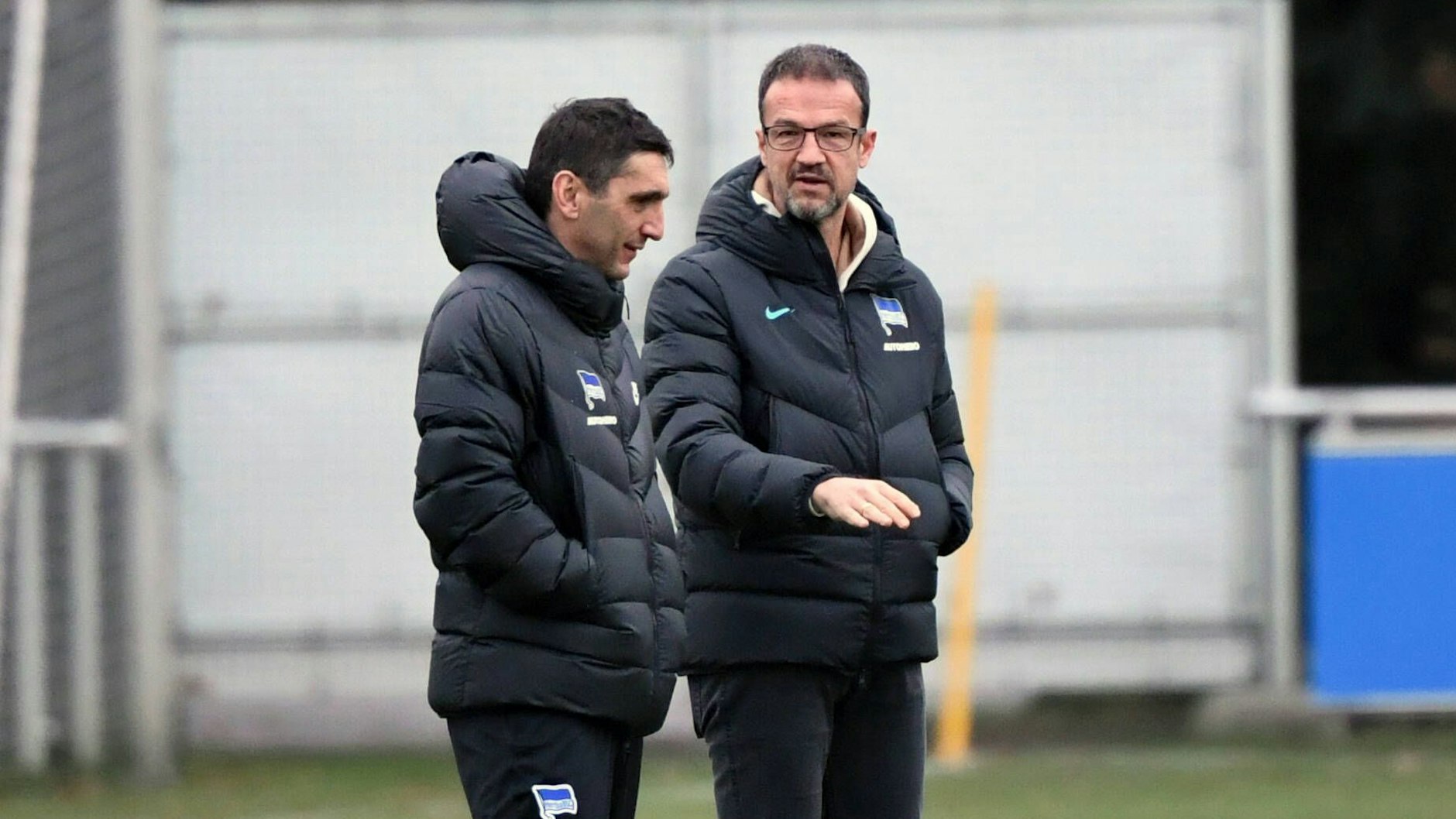 Mit der Verpflichtung von Trainer Tayfun Korkut (l.) als Hertha-Trainer lag Fredi Bobic total daneben.