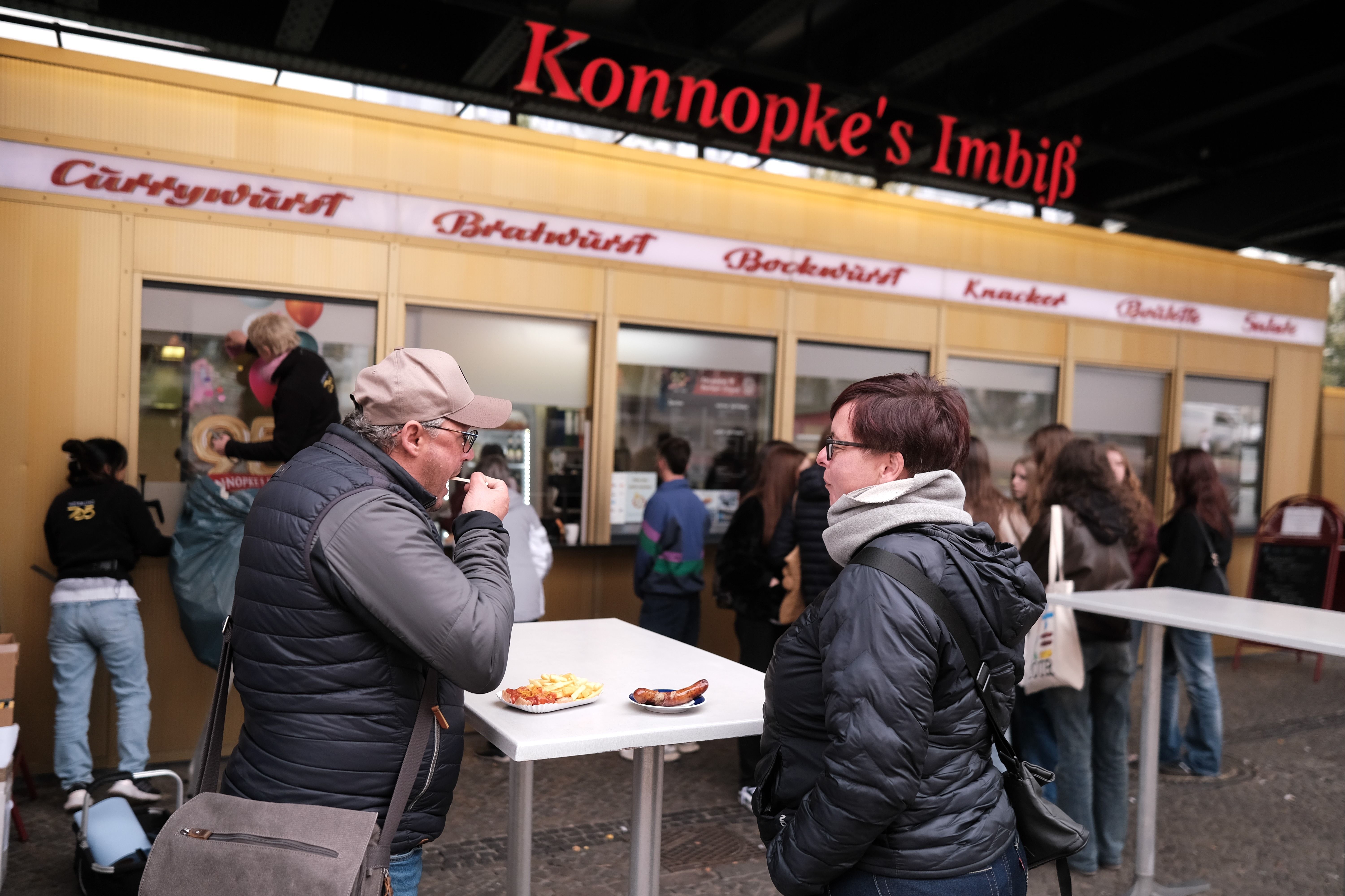 Image - 95 Jahre Currywurst: Bei Konnopke’s an der Eberswalder schmeckt Berlin noch wie früher