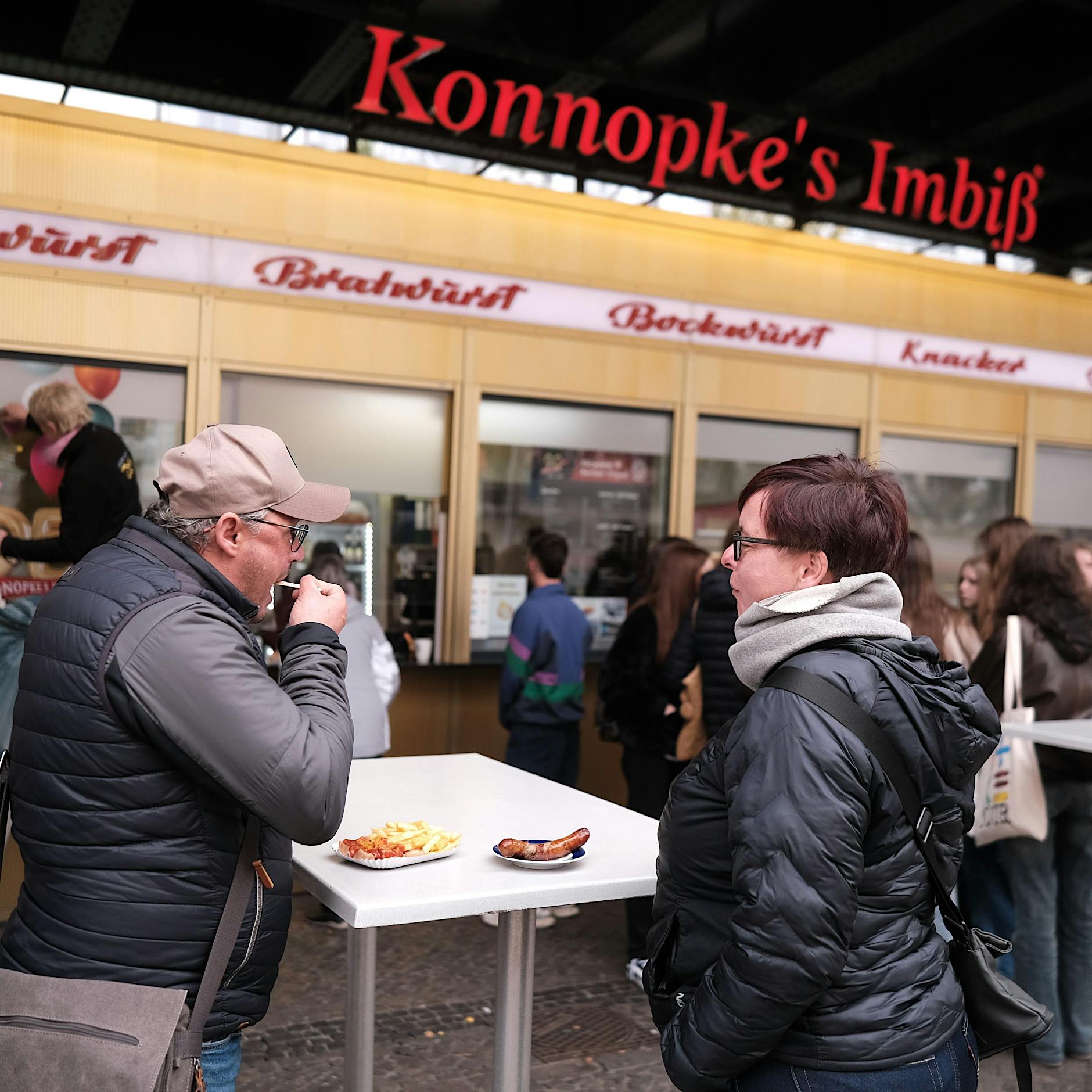 95 Jahre Currywurst: Bei Konnopke’s an der Eberswalder schmeckt Berlin noch wie früher