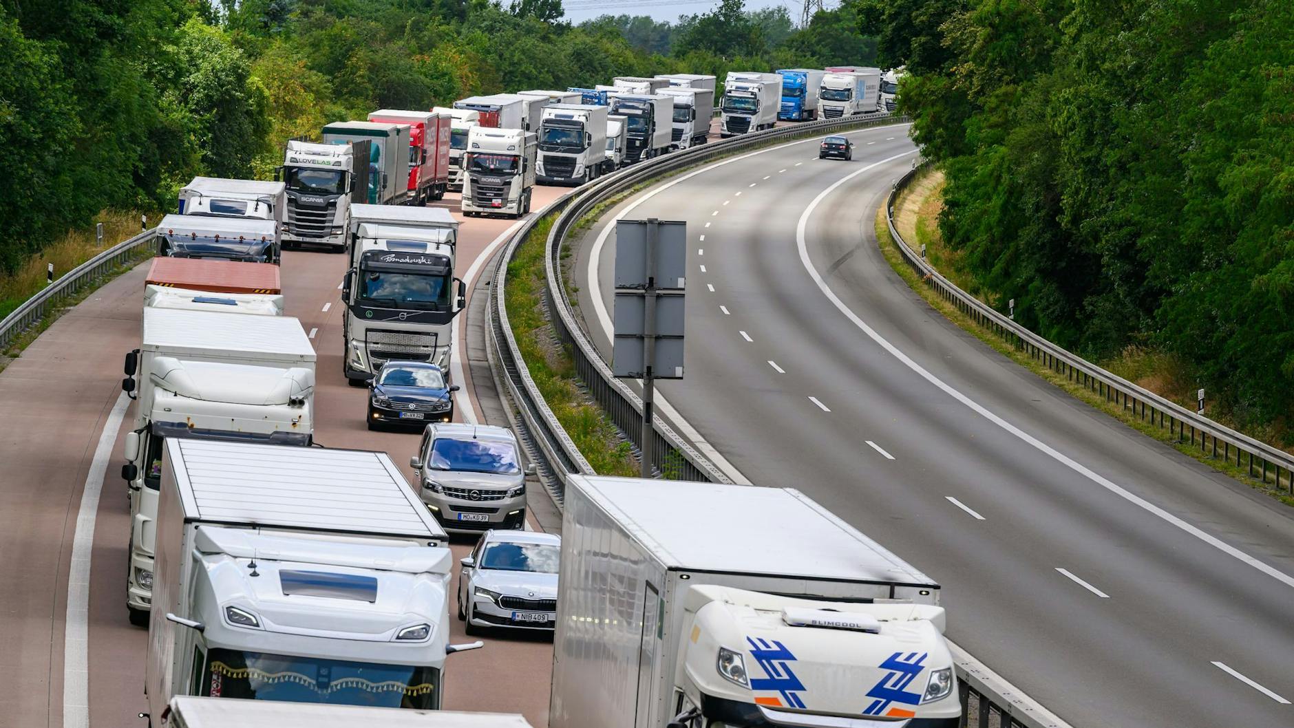 Vor allem auf der Autobahn A12 in Richtung Polen vor der Bundesgrenze stauen sich Autos und Lastwagen. Die Situation wird jetzt noch länger so bleiben.