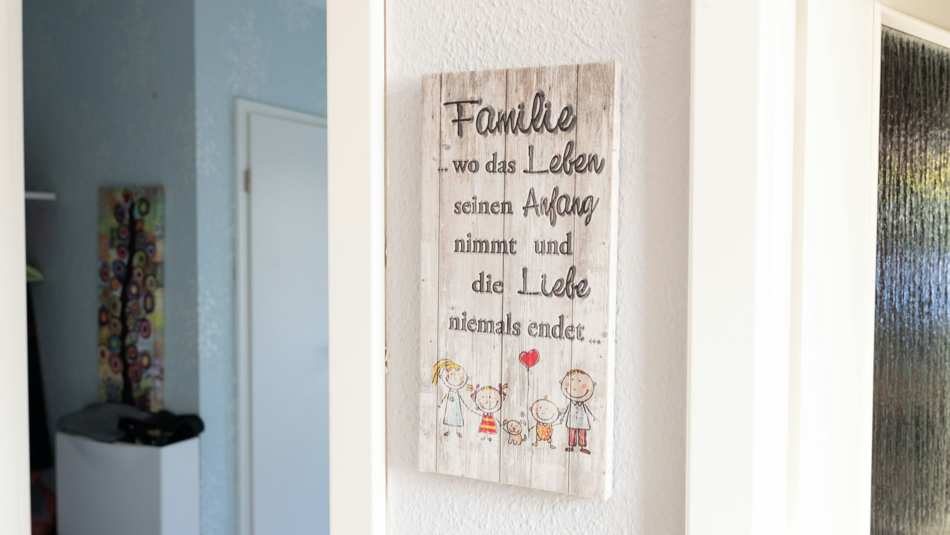 Im Haus der Familie hängen sehr viele solcher Familien-Sprüche.