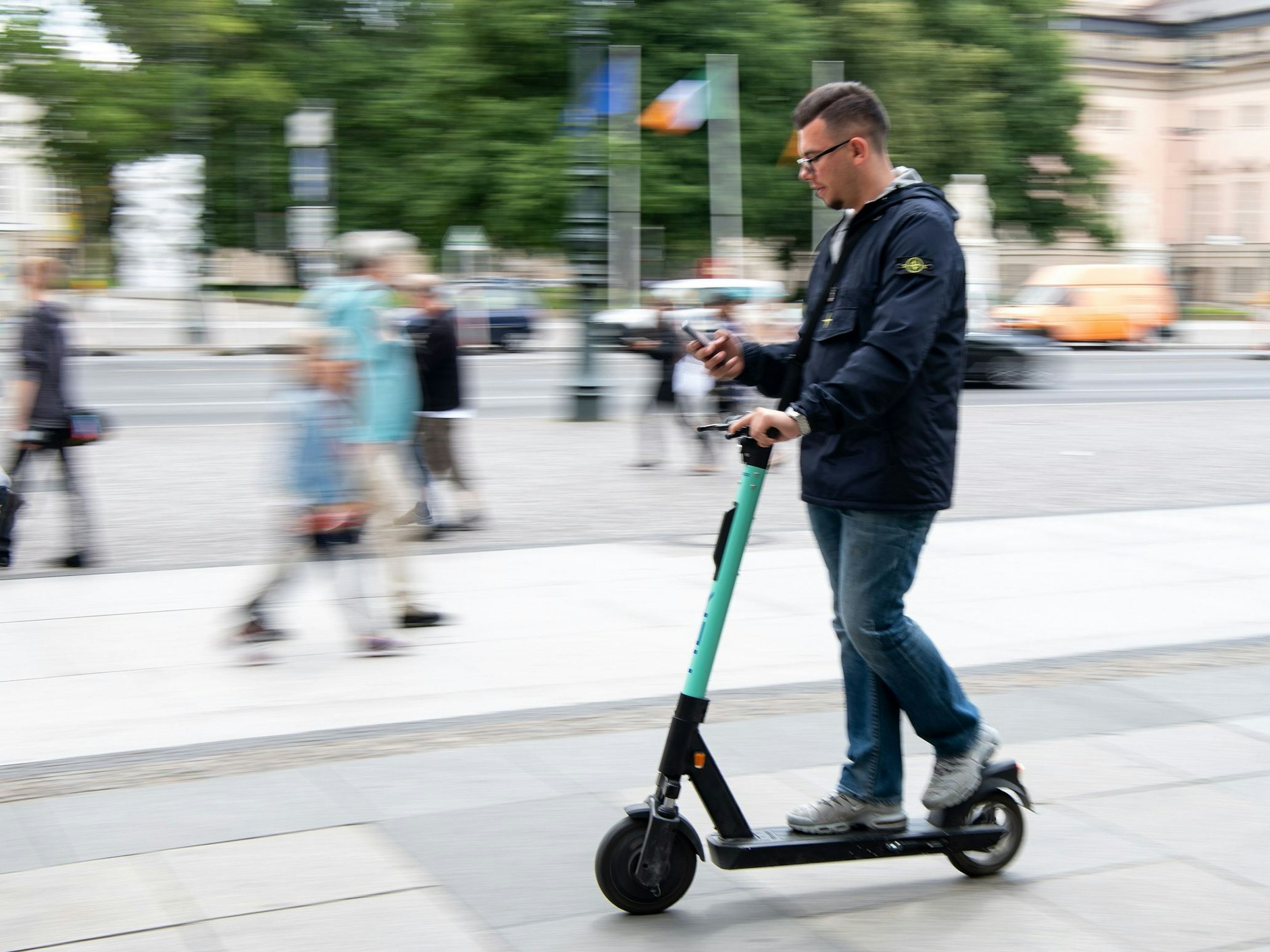 Vor allem jüngere Berliner und Touristen düsen mit den E-Rollern gern durch die Gegend.