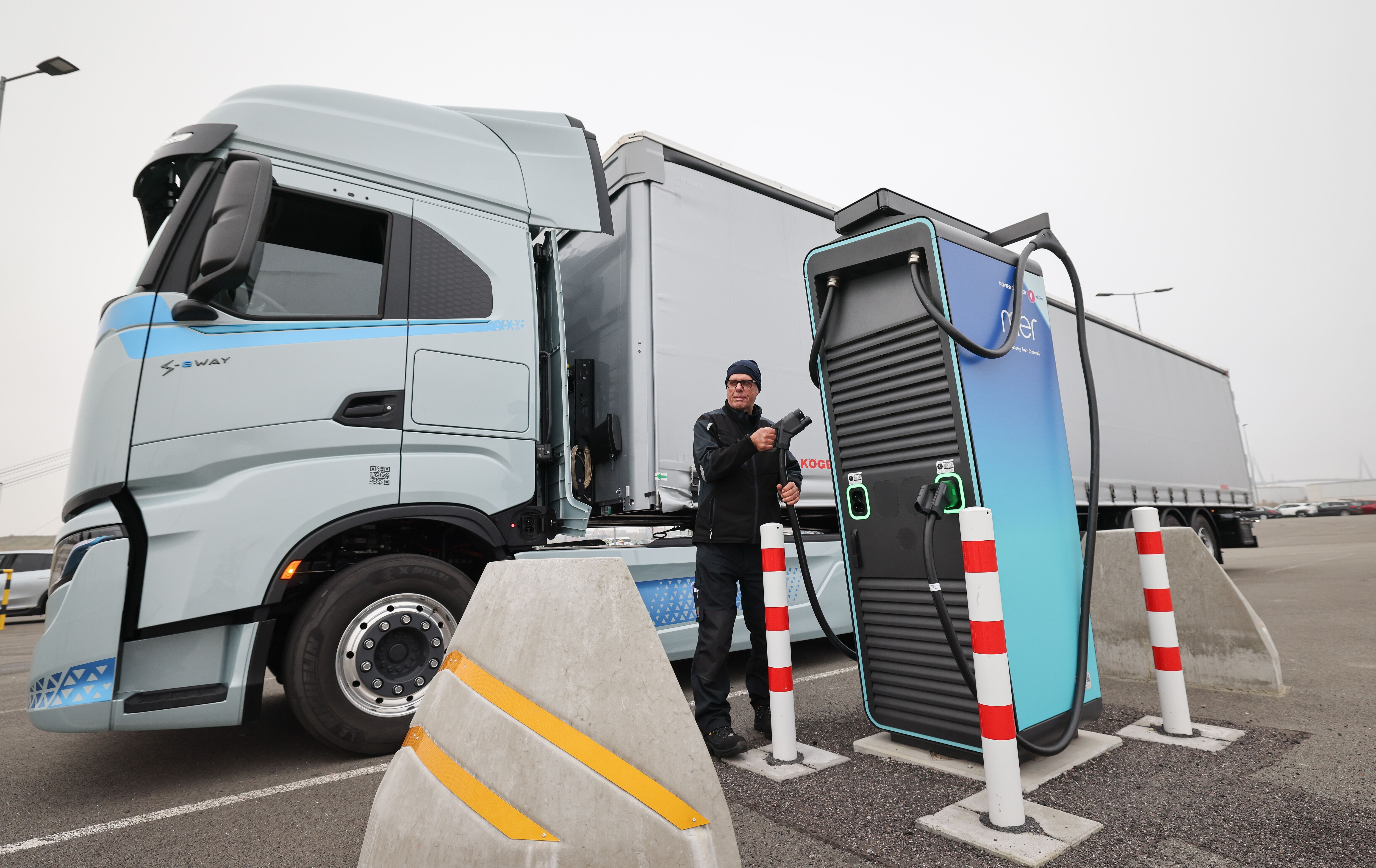 Nur ein Mega-Lader in Deutschland: Lkw-Fahrer bleiben am Diesel hängen