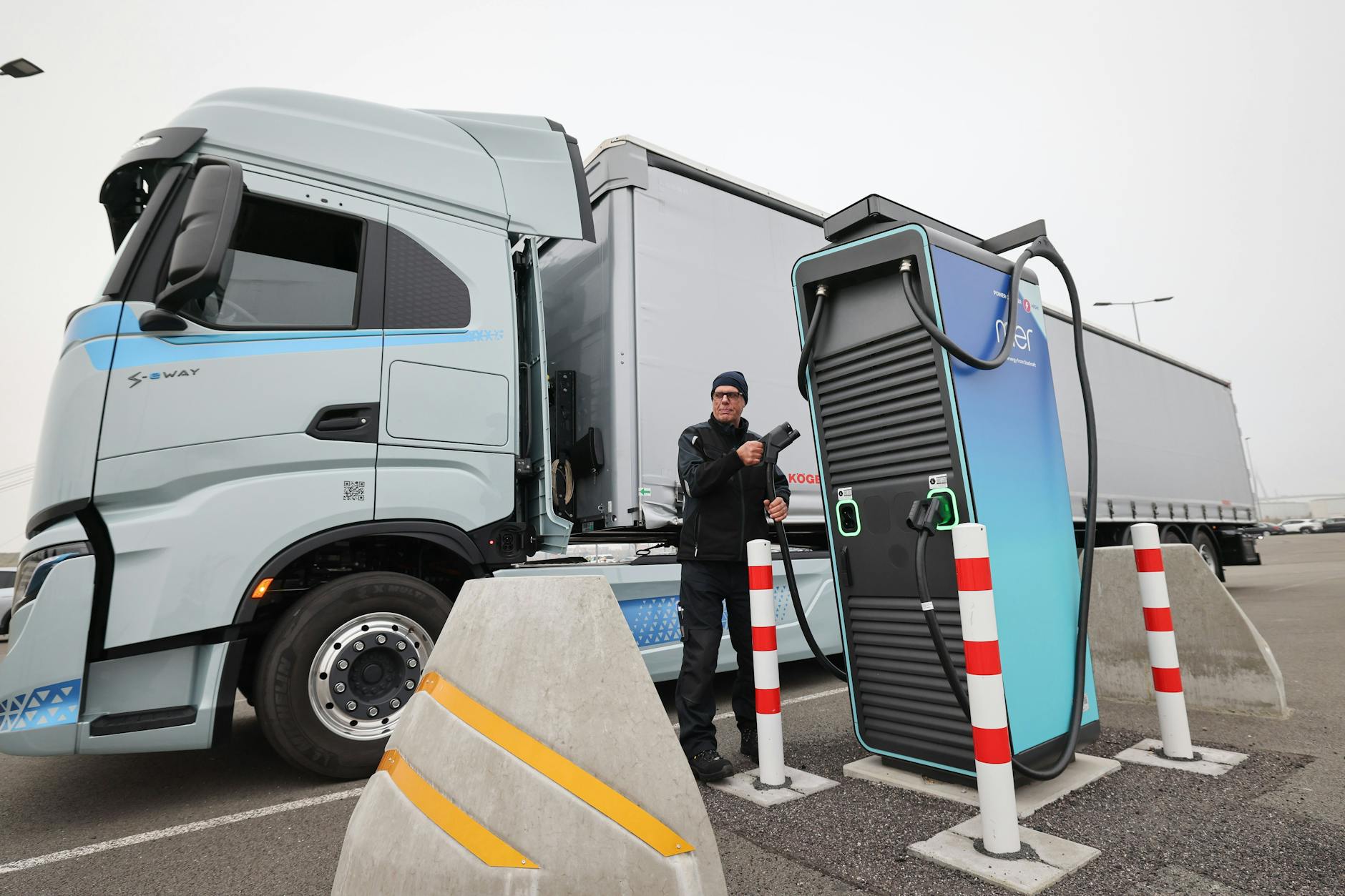 Oft Mangelware, doch der Ladehub für Elektro-Lkw im Hafen Hamburg ist voll ausgelastet.