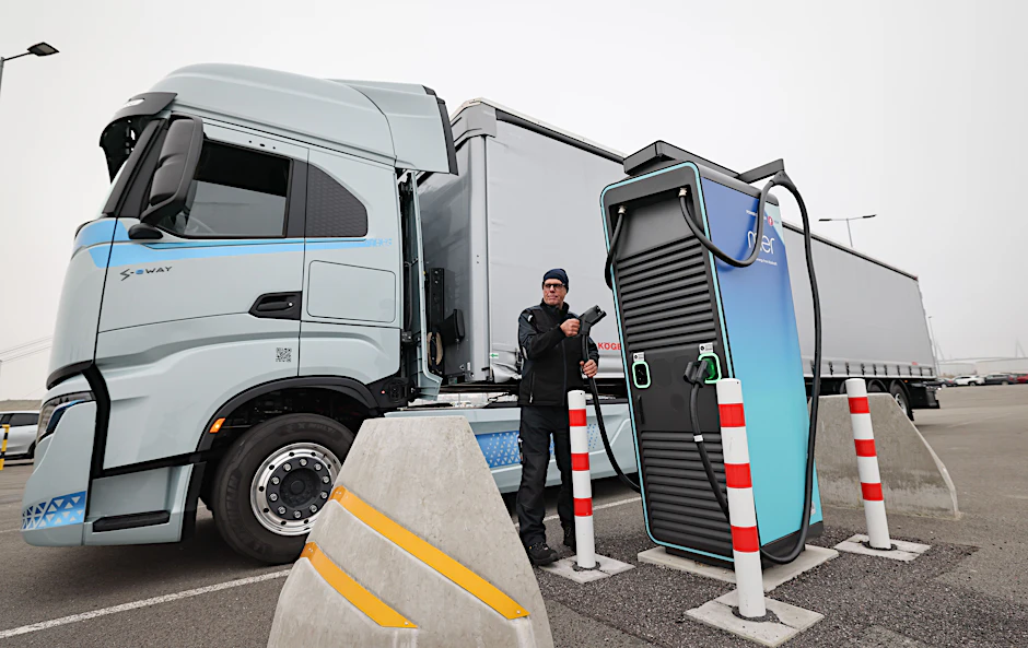 Oft Mangelware, doch der Ladehub für Elektro-Lkw im Hafen Hamburg ist voll ausgelastet.