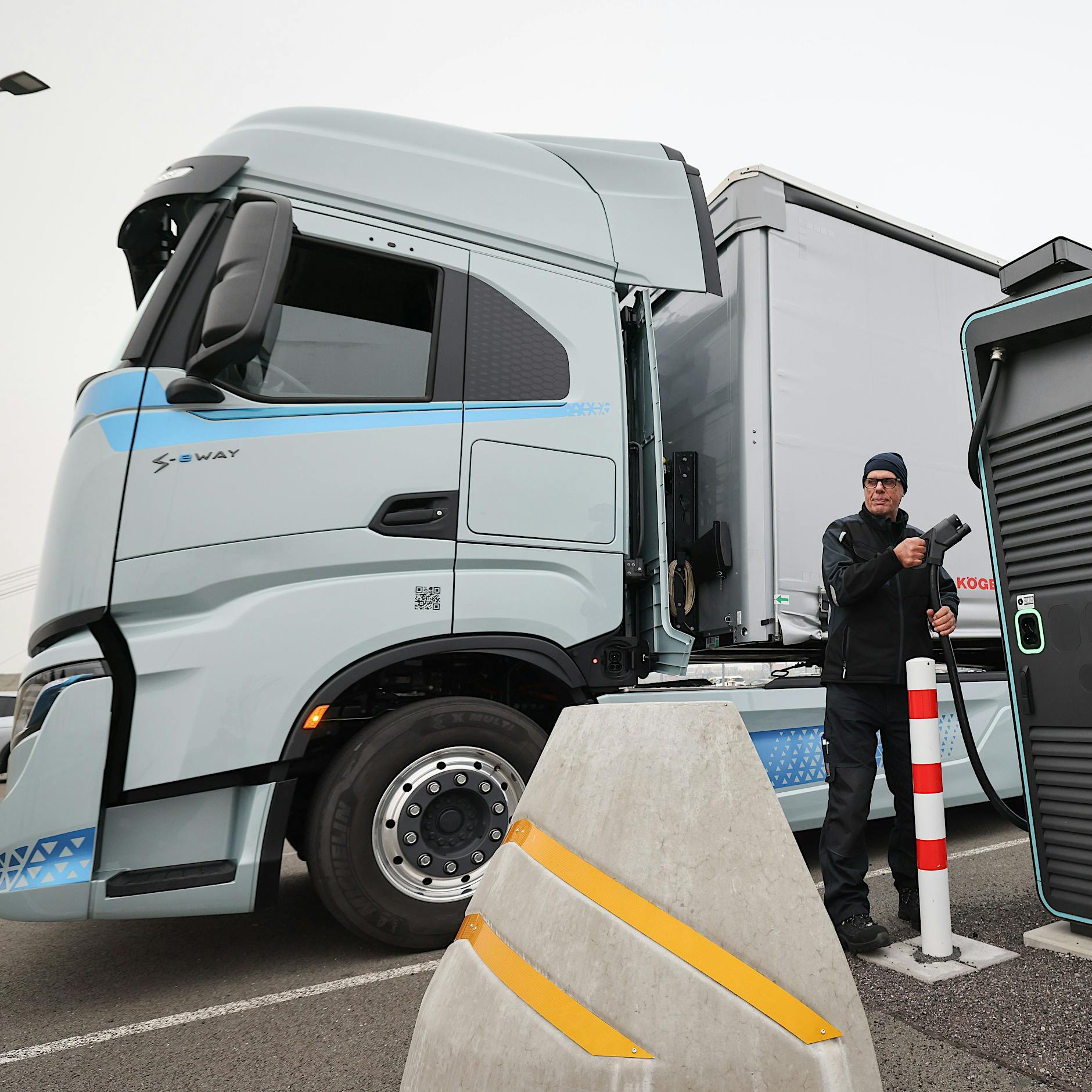 Nur ein Mega-Lader in Deutschland: Lkw-Fahrer bleiben am Diesel hängen
